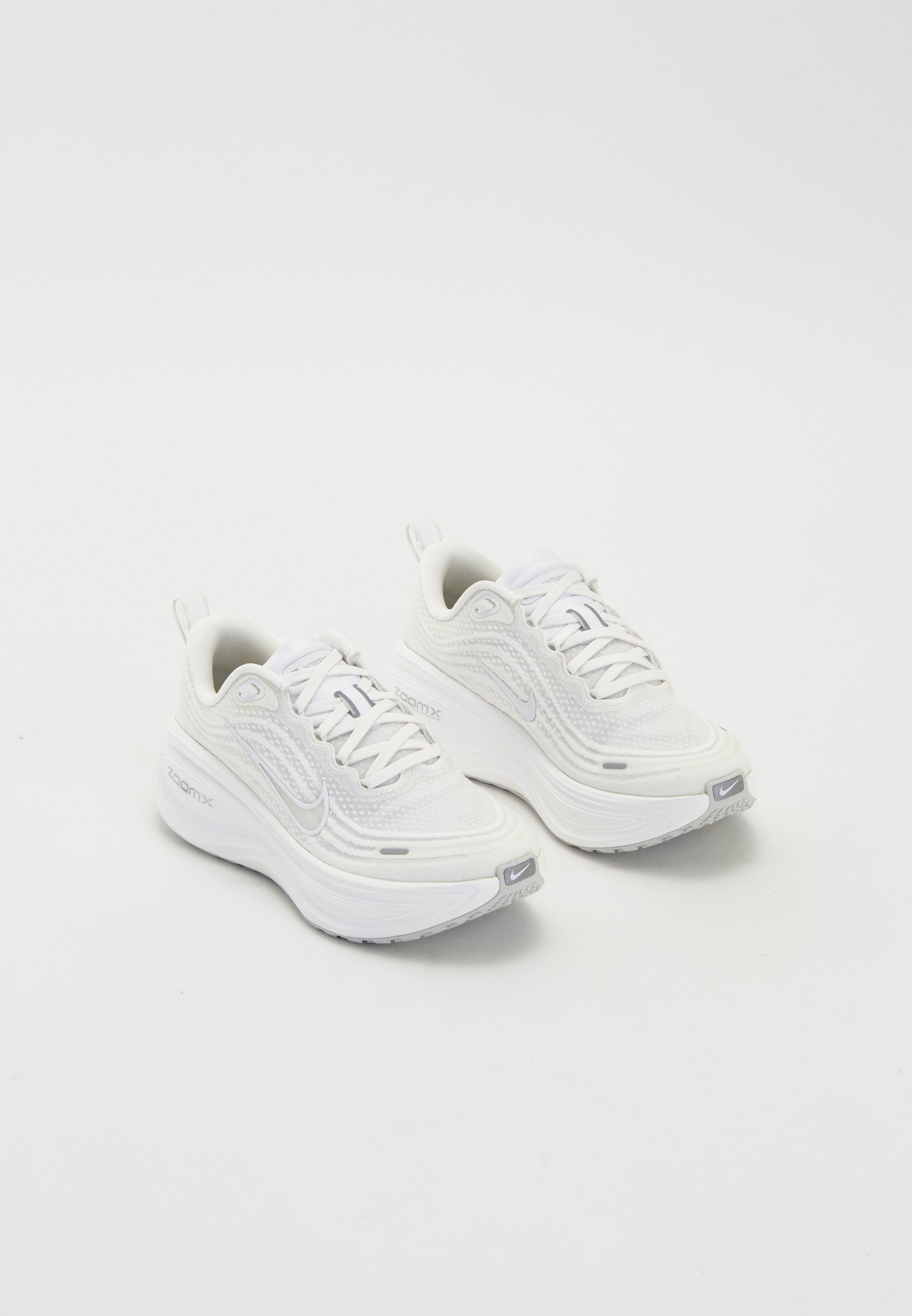 Nike Performance VOMERO PLUS - Chaussures de running sur route - blanc/blanc sommet/poussière de photon/argent métallisé
