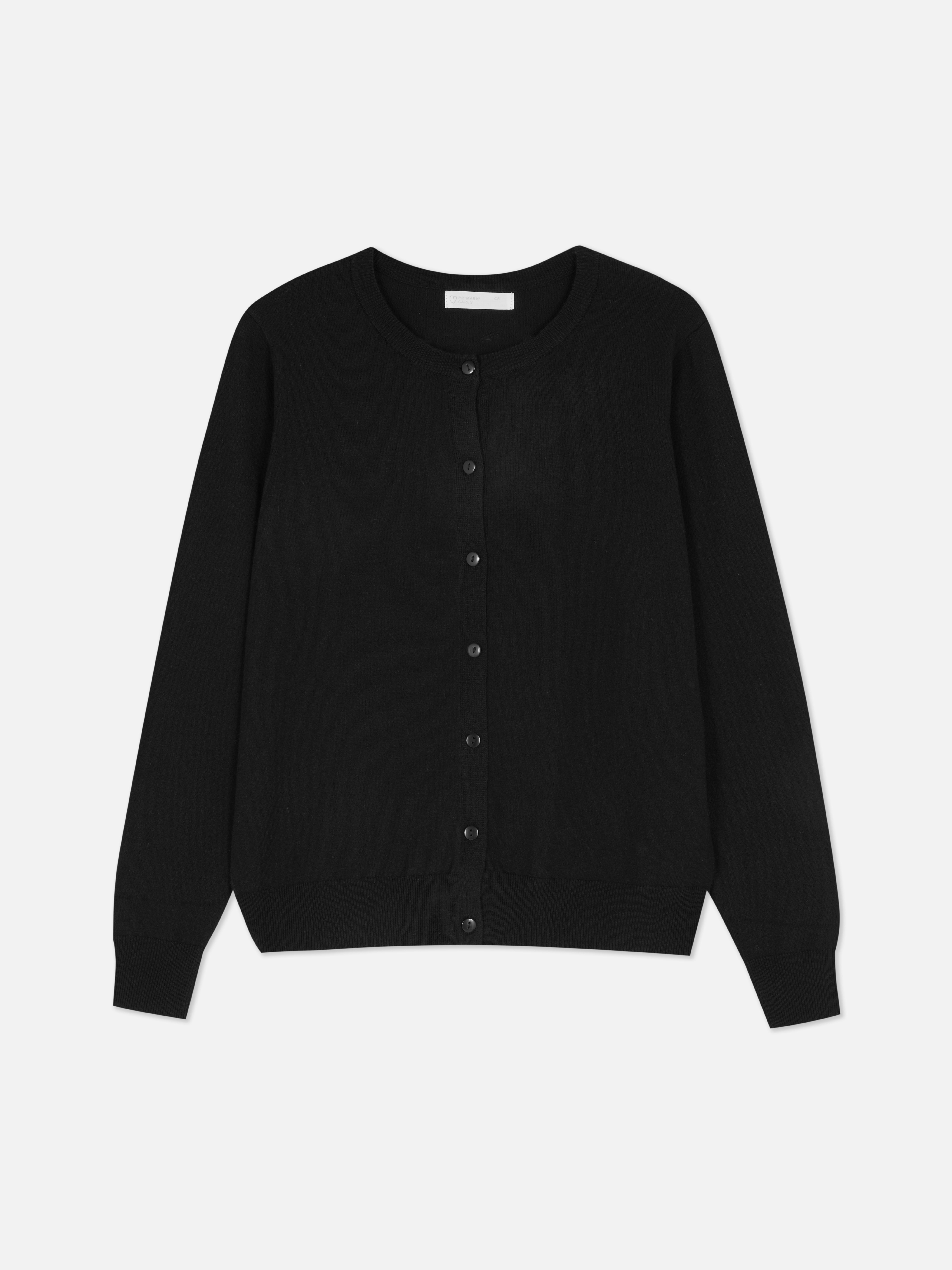 Klassisk cardigan med rund hals. Den runde halsen og knappelukkingen gjør denne cardiganen til en sofistikert versjon av hverdagslig.