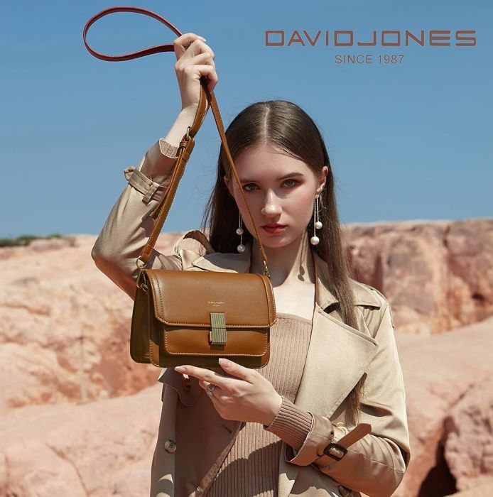 Borsa a tracolla - David Jones - Piccola borsa a tracolla da donna in ecopelle rigida - Patta con graziosa chiusura - Nera