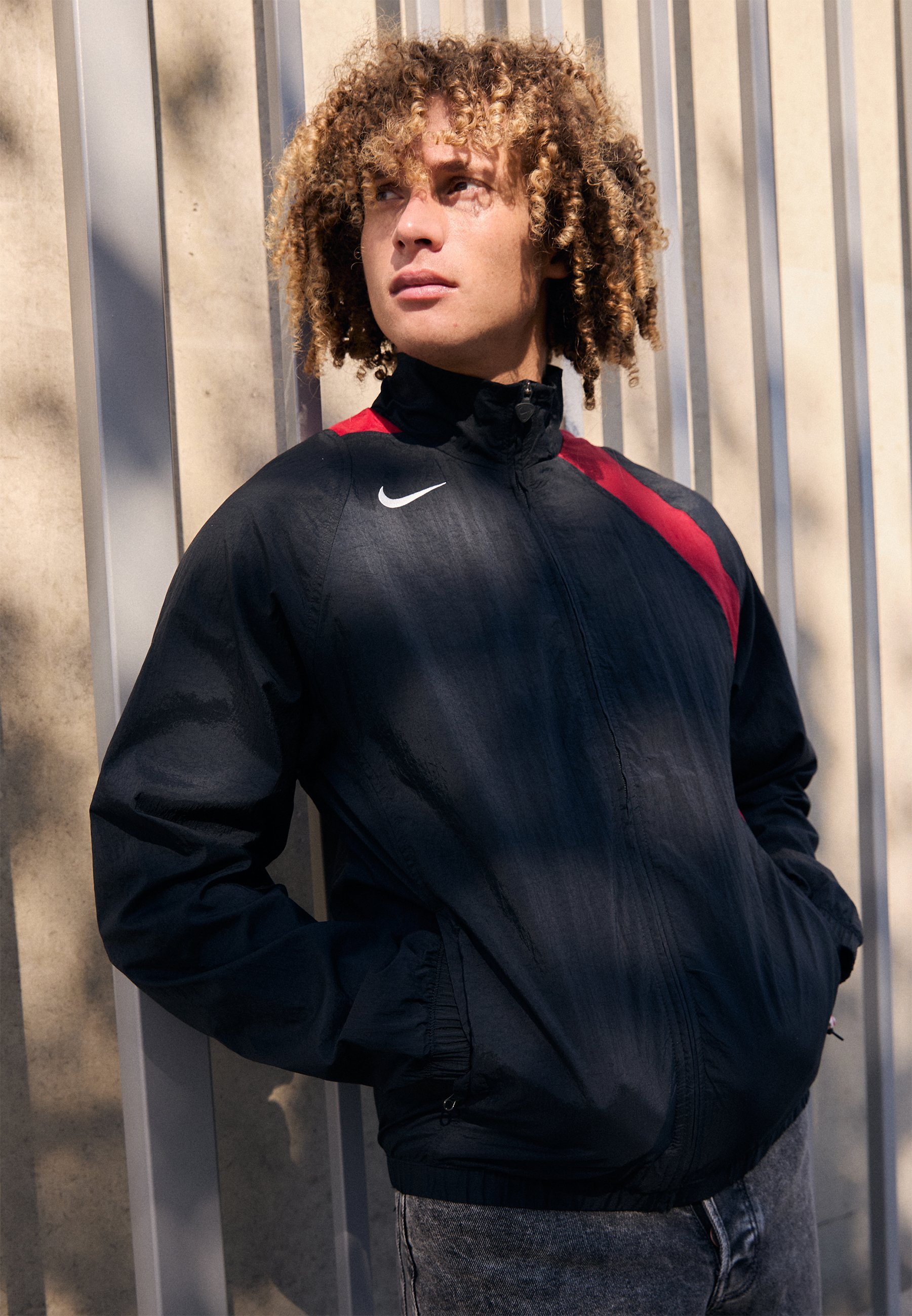 Veste Nike Performance TOTAL 90 - Veste d'entraînement - Noir/Rouge gym