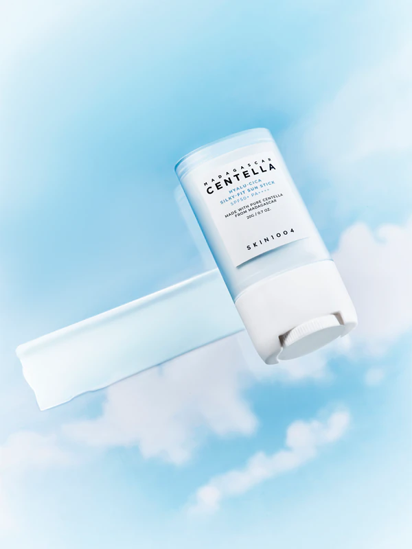 SKIN1004 Ochranná a hydratačná tyčinka na opaľovanie s pupočníkom madagaskarským s hyalu-cicou Silky-Fit SPF 50+