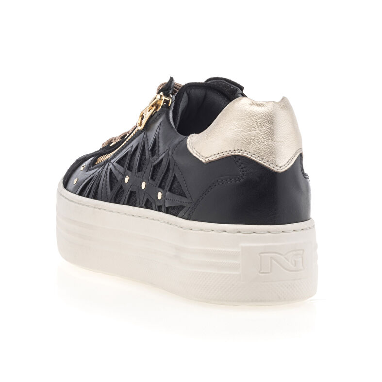 Zapatillas deportivas para mujer en color negro.