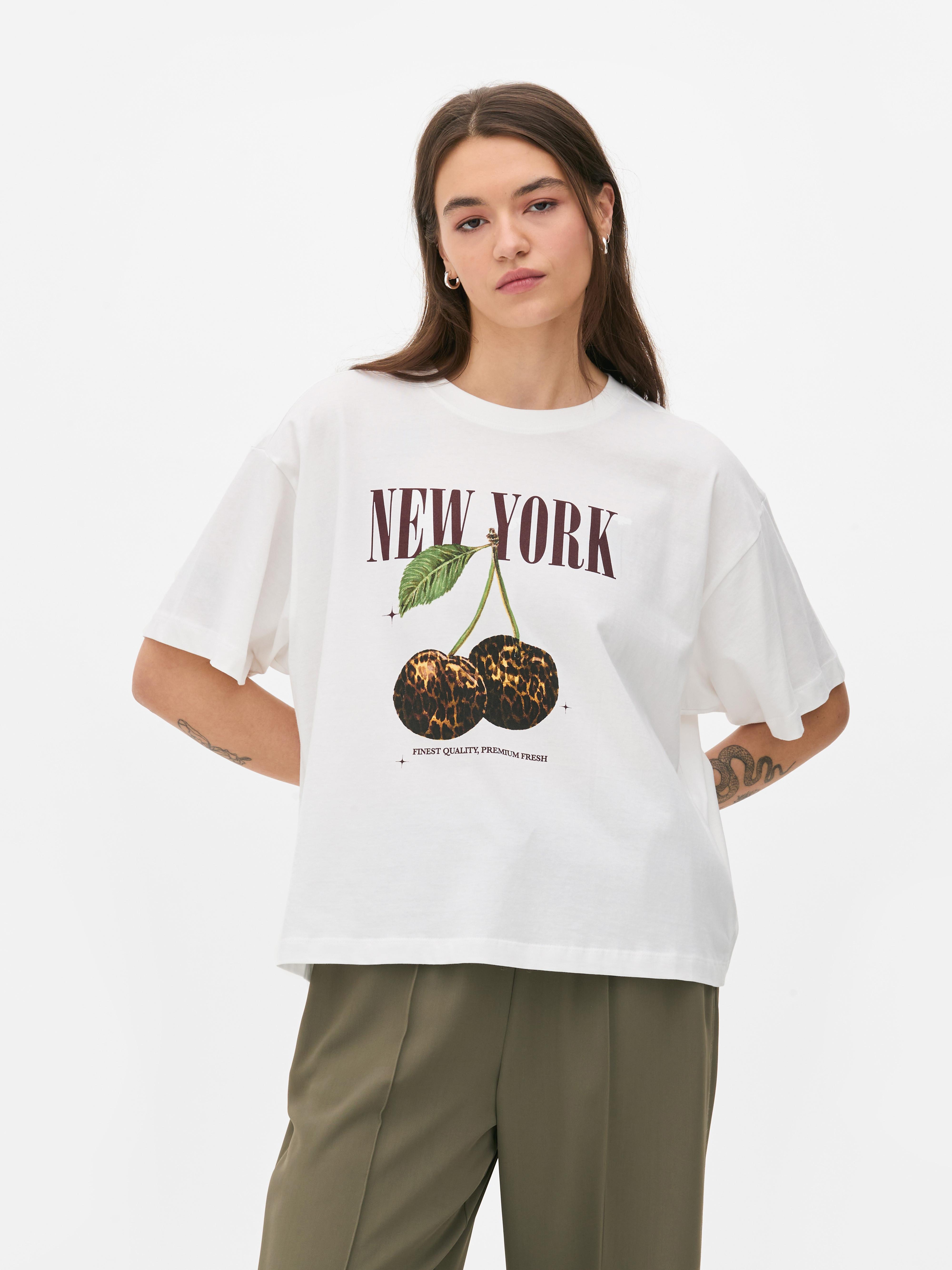 Tricou cu imprimeu de cireșe Un tricou relaxat cu mânecă scurtă și un imprimeu de cireșe pe față