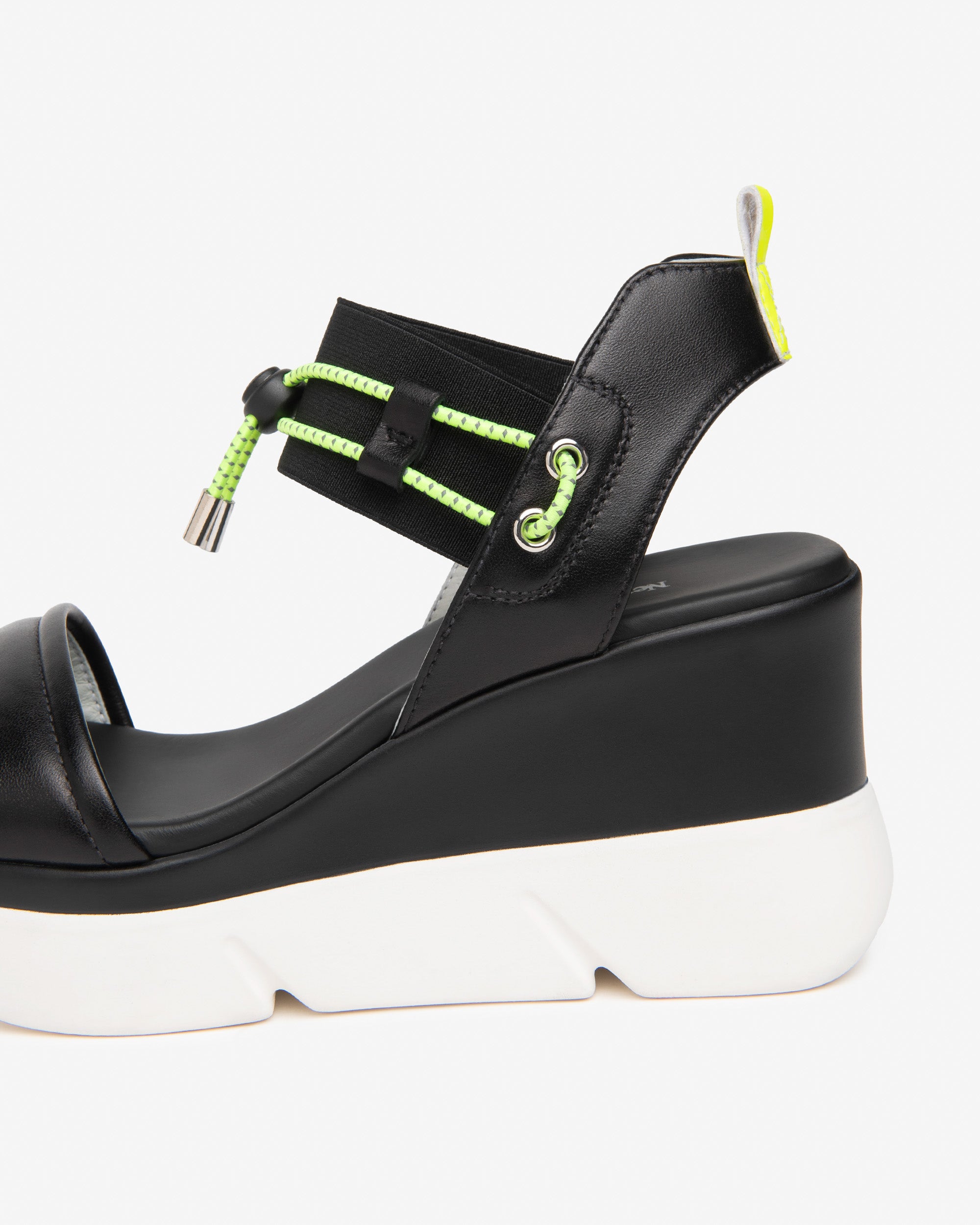  Damensandalen aus Leder und technischen Materialien
