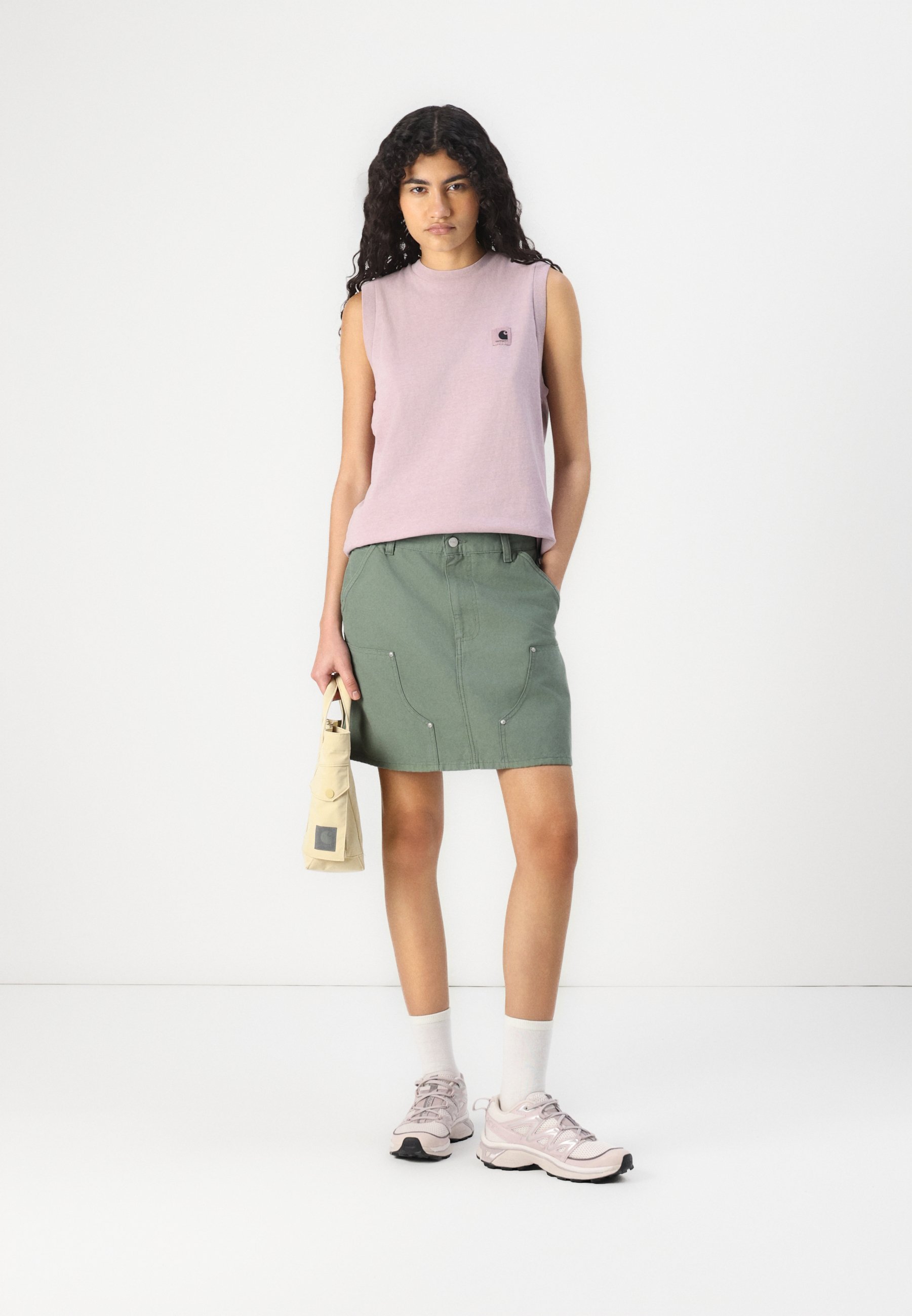 Carhartti pooleliolevad topid