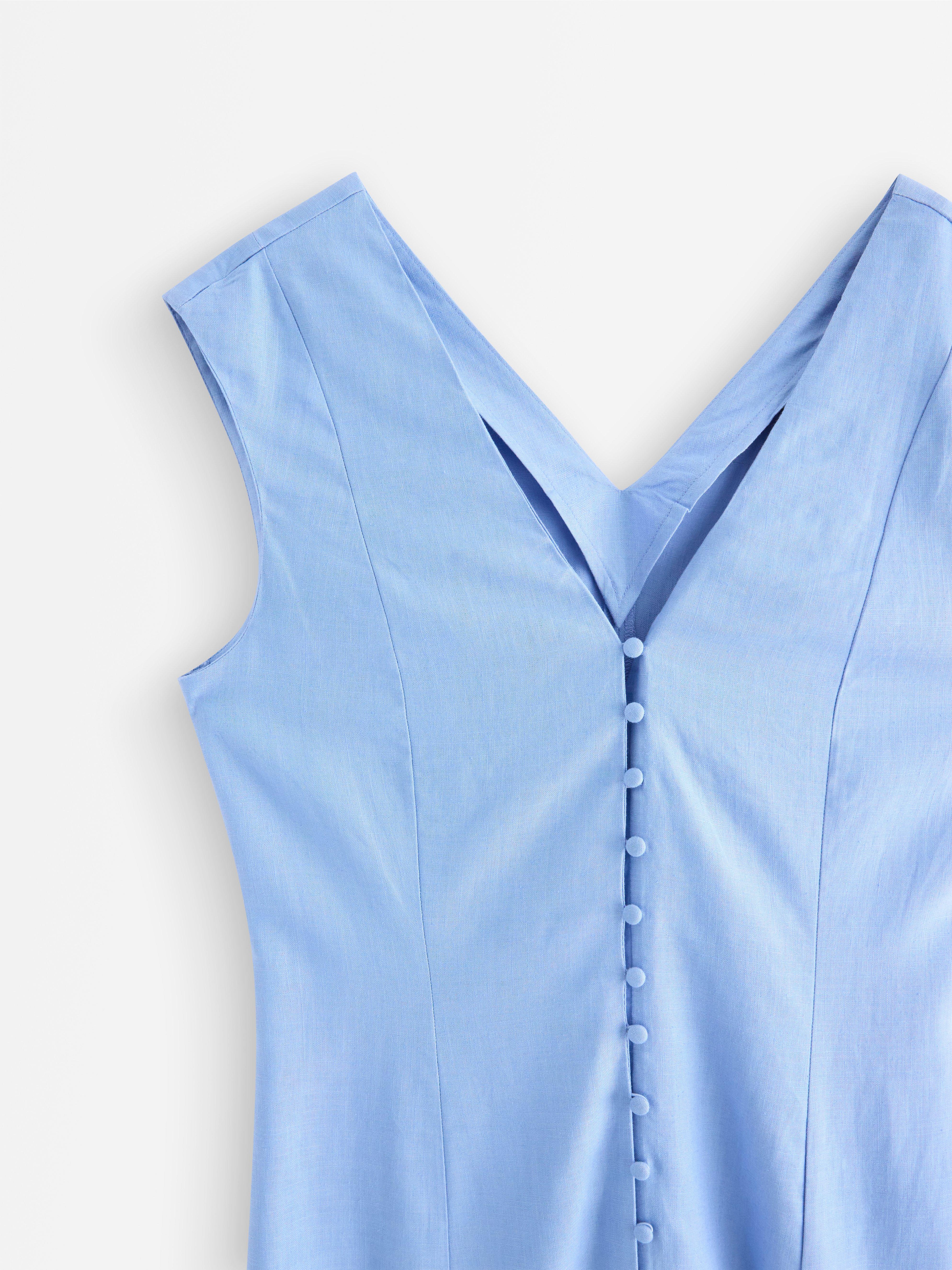 Vestido midi de mezcla de lino en azul claro empolvado.