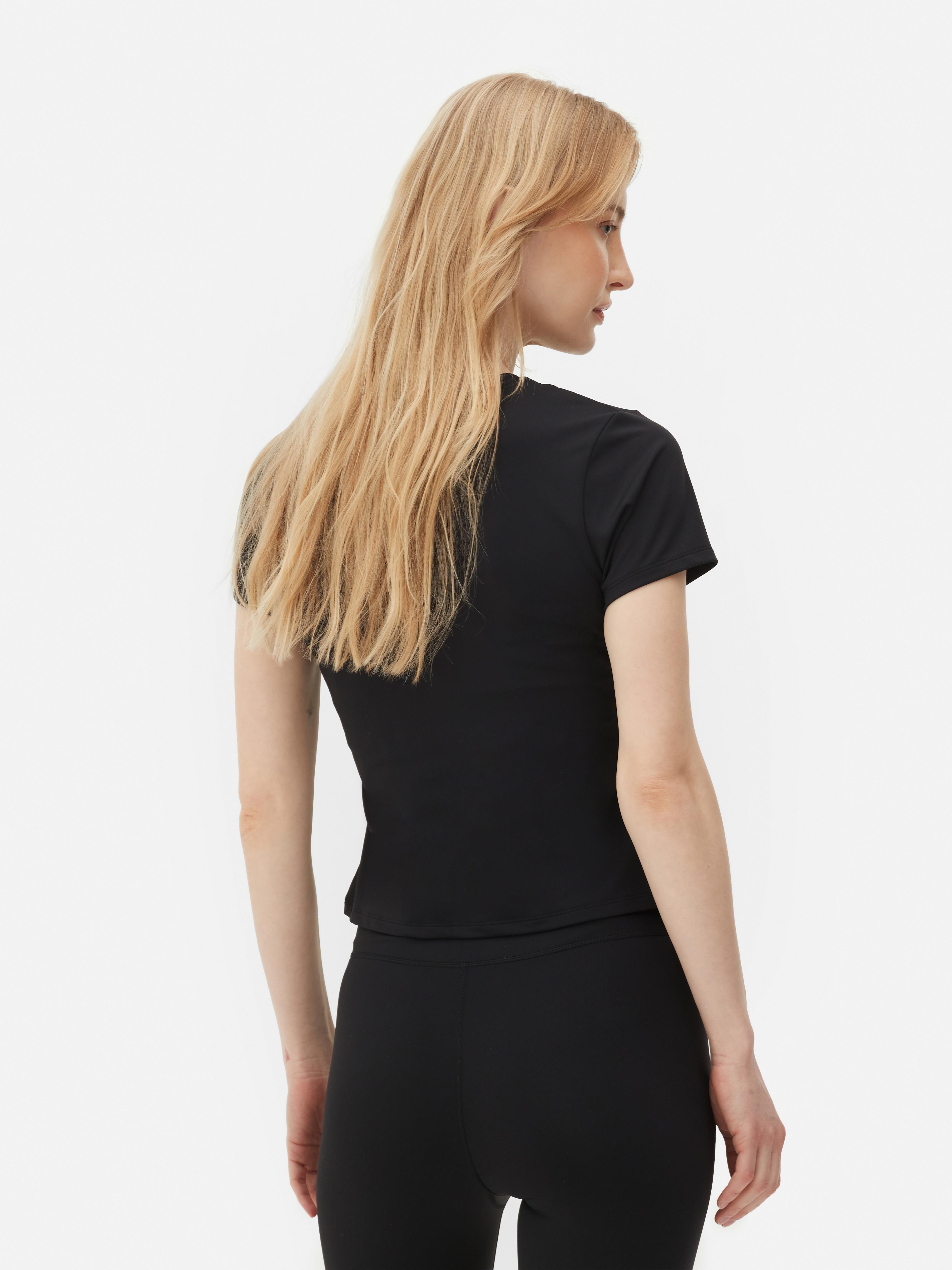 Tricou sport moale ca untul Bucură-te de un antrenament în acest tricou cu guler rotund moale ca untul din colecția noastră sport
