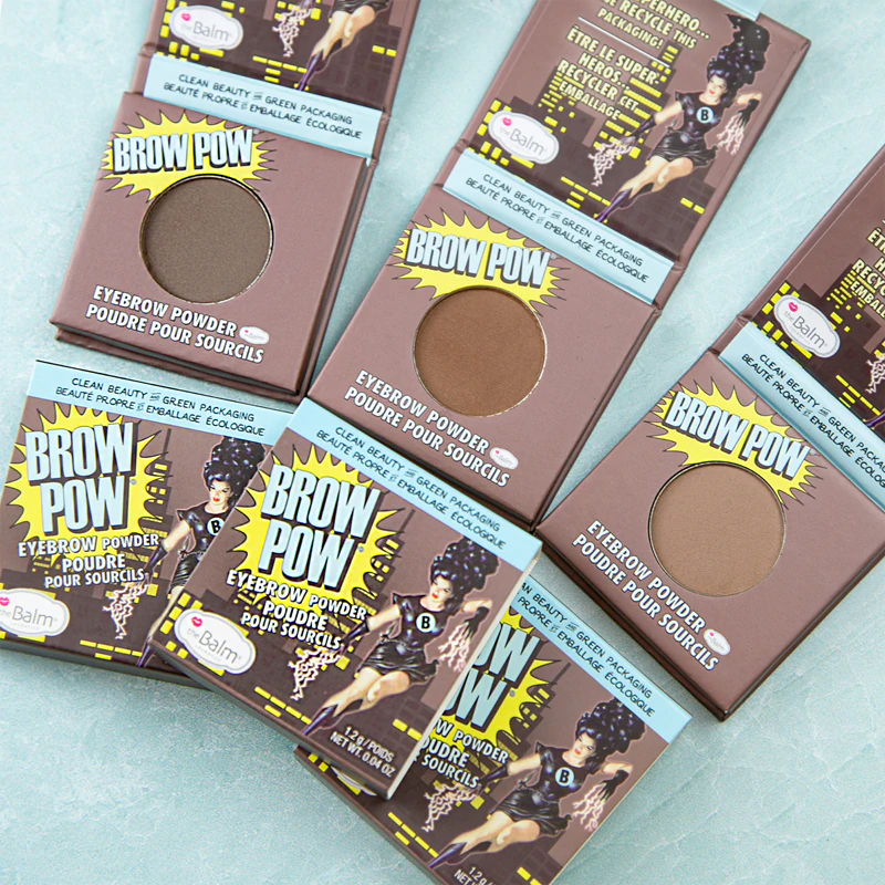 Pó para sobrancelhas theBalm Browpow® em uma prática caixa magnética