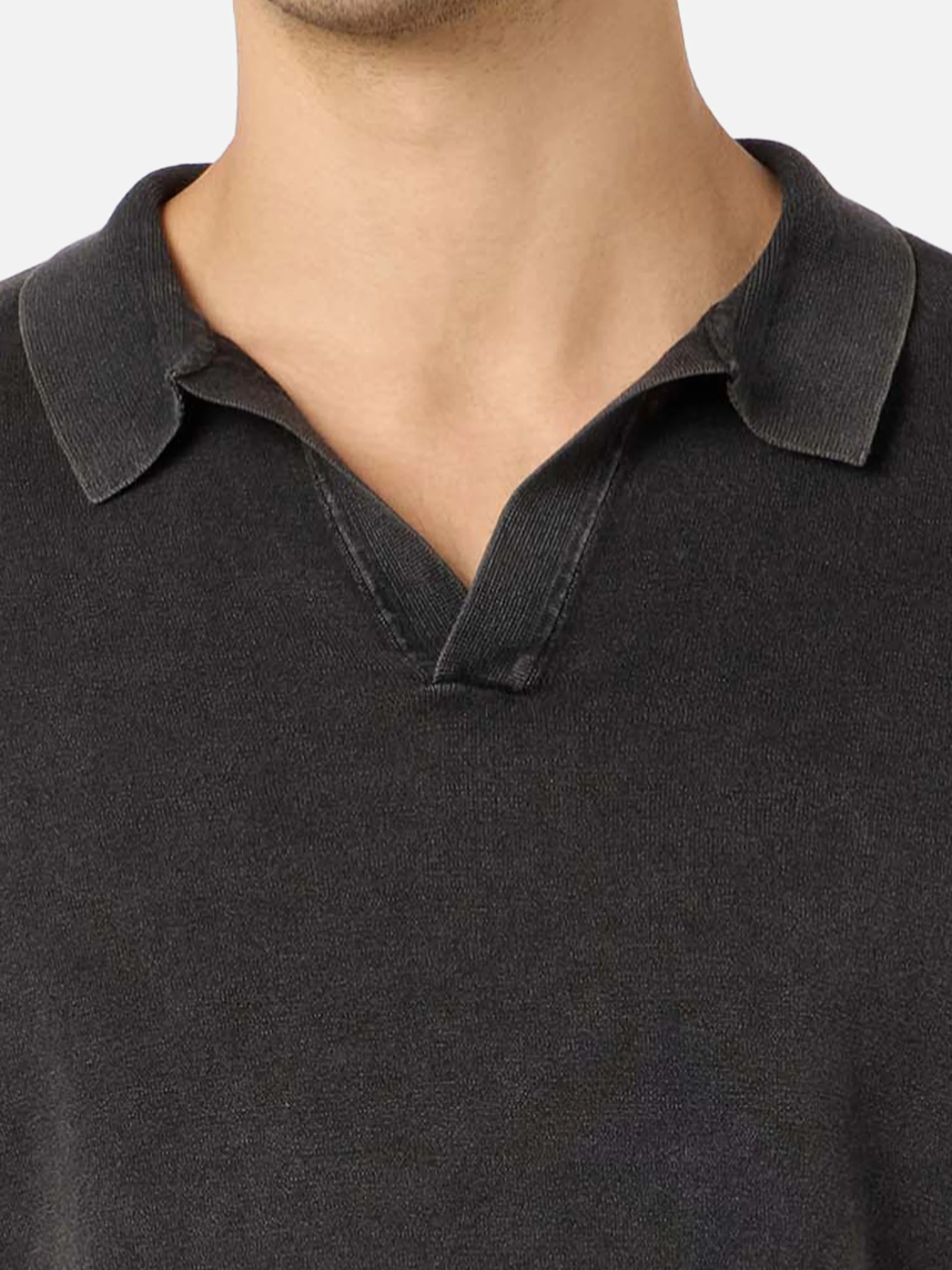Sloan poloshirt in zwart gebreid met knoopsluiting en vintage afwerking.