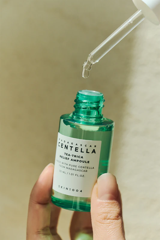 SKIN1004 Zklidňující pleťové sérum s madagaskarskou pupečníkovou náplní a čajem Trica Relief Ampoule pro problematickou pleť