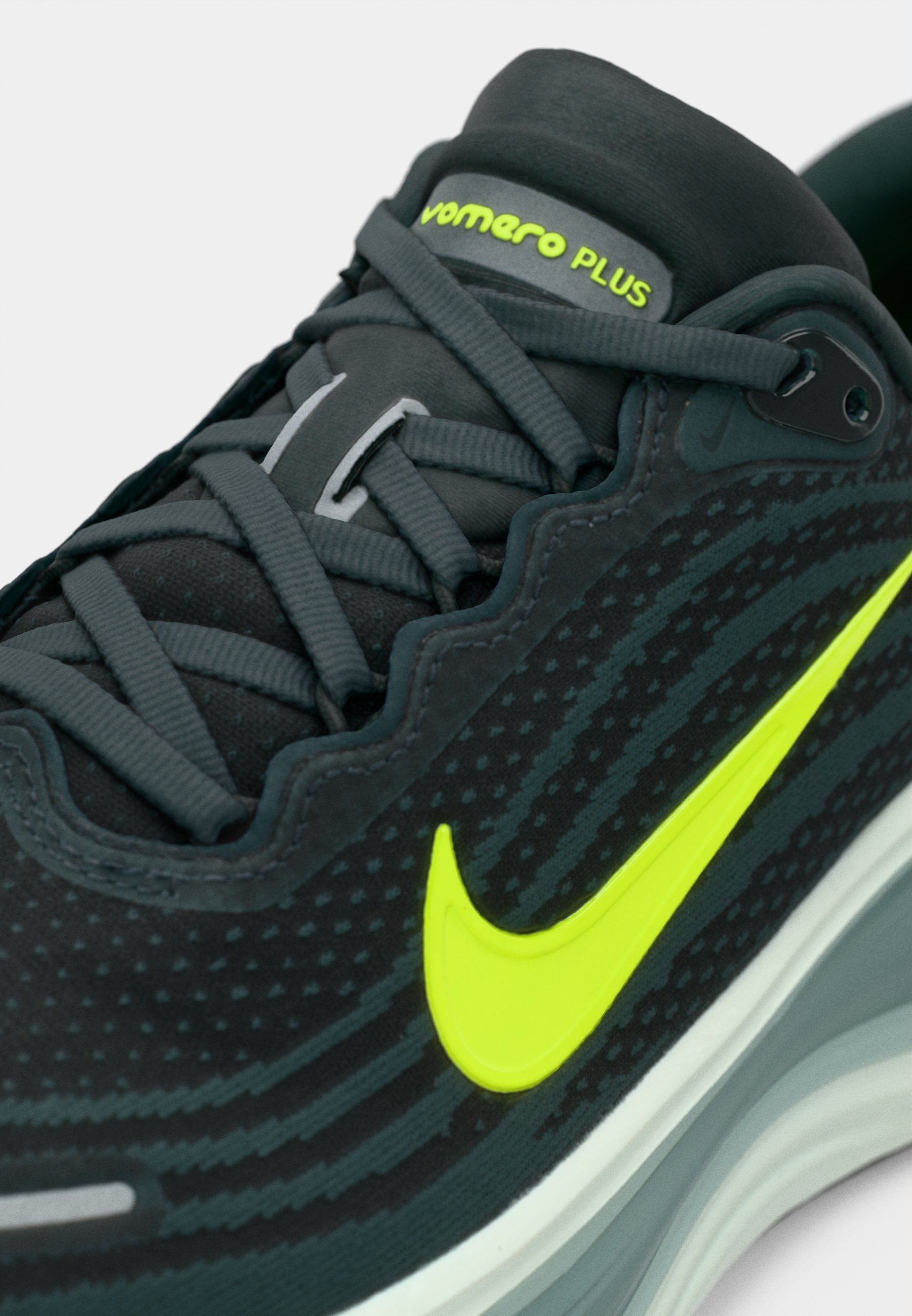 Nike Performance VOMERO PLUS - Chaussures de running sur route - algue/volt/volt clair/vert clair/noir