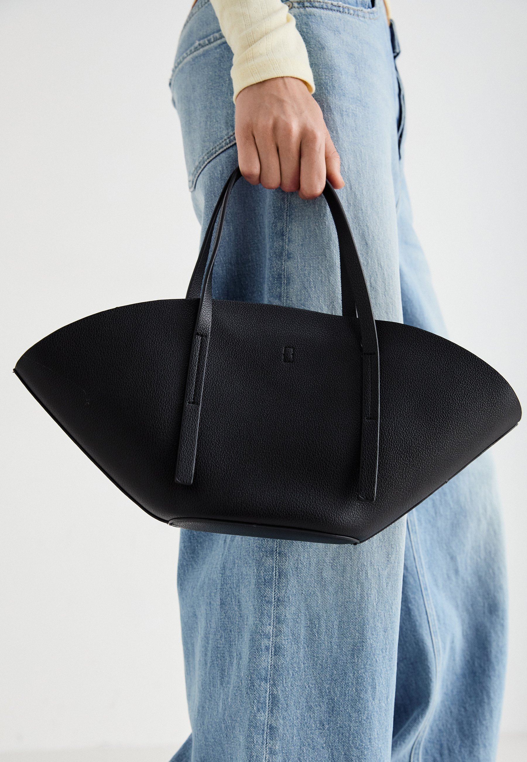Borsa Gina Tricot SMALL WIDE BAG - Borsa a mano - nera