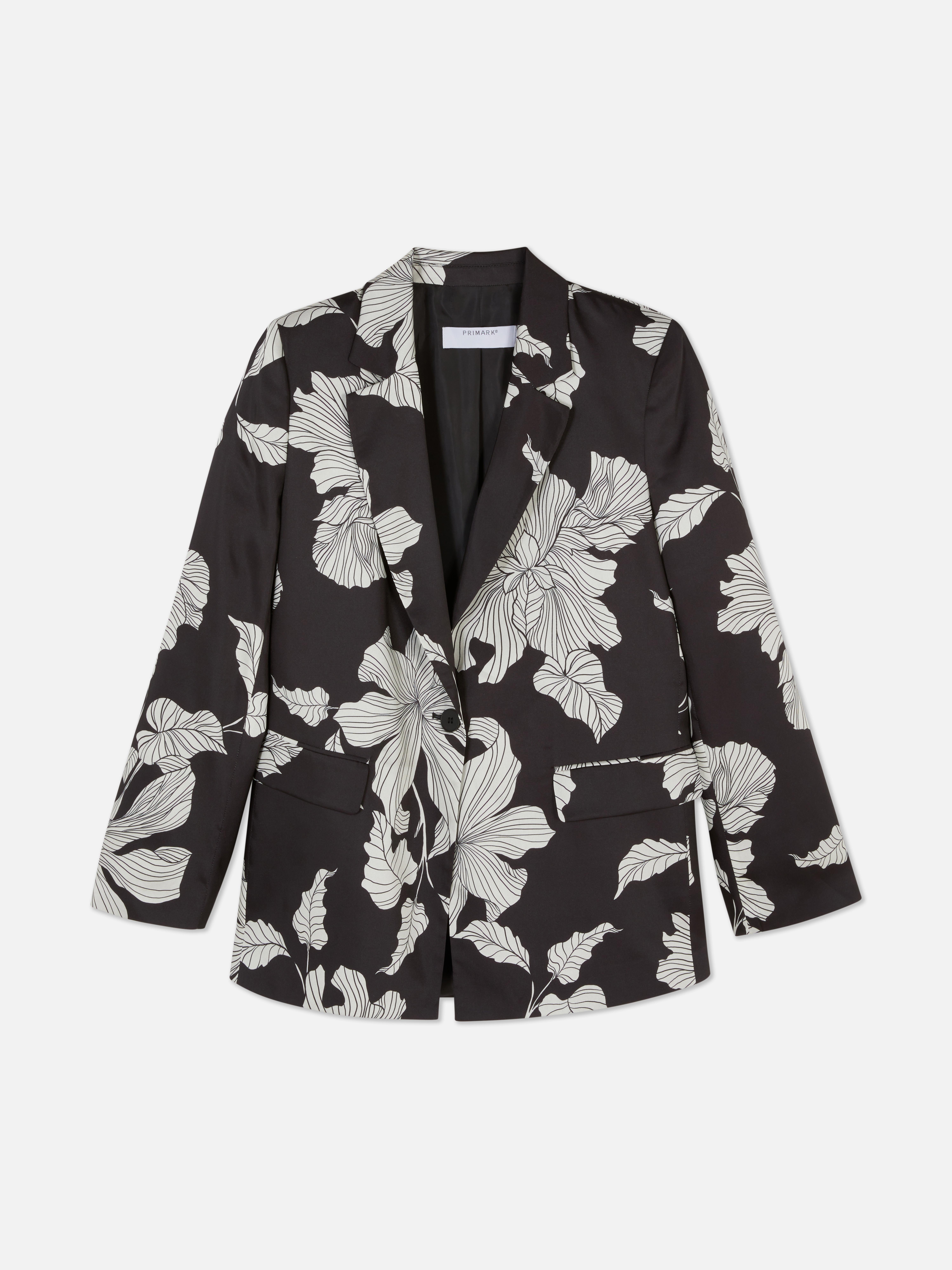 Sacou satinat cu un singur rând de nasturi. Acest sacou smoking cu model floral contrastant are pantaloni asortați.
