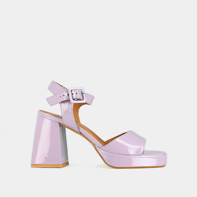 Sandales à brides et plateformes  en vernis lilas