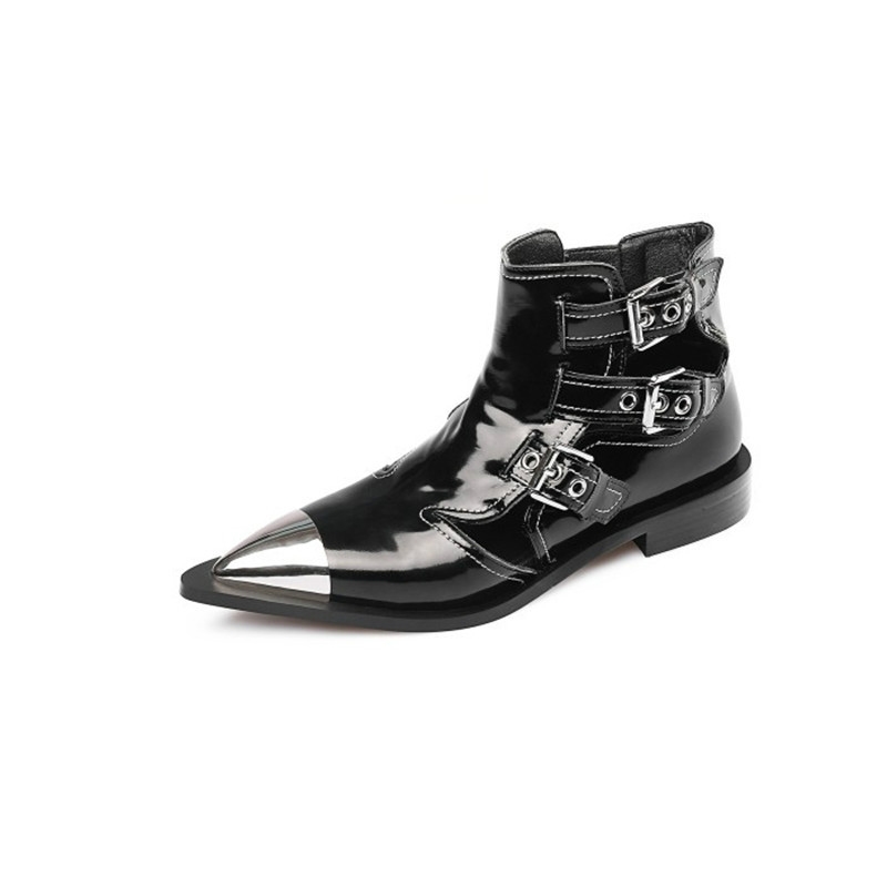 Sandales d'été tendance pour femmes, style européen et américain, avec boucle pointue en métal et rivets en cuir.
