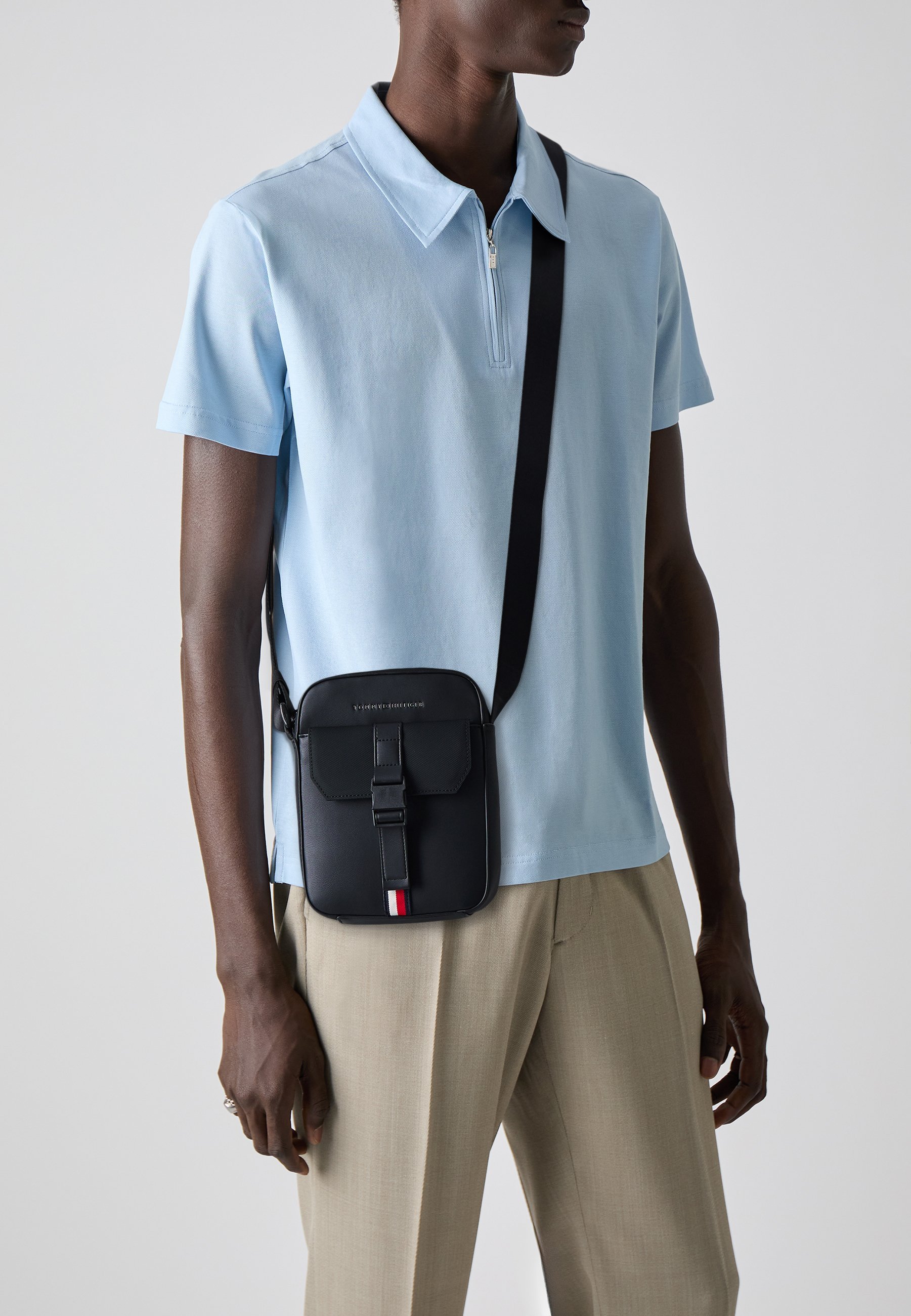 Tommy Hilfiger FOUNDATION MINI REPORTER õlakott - must