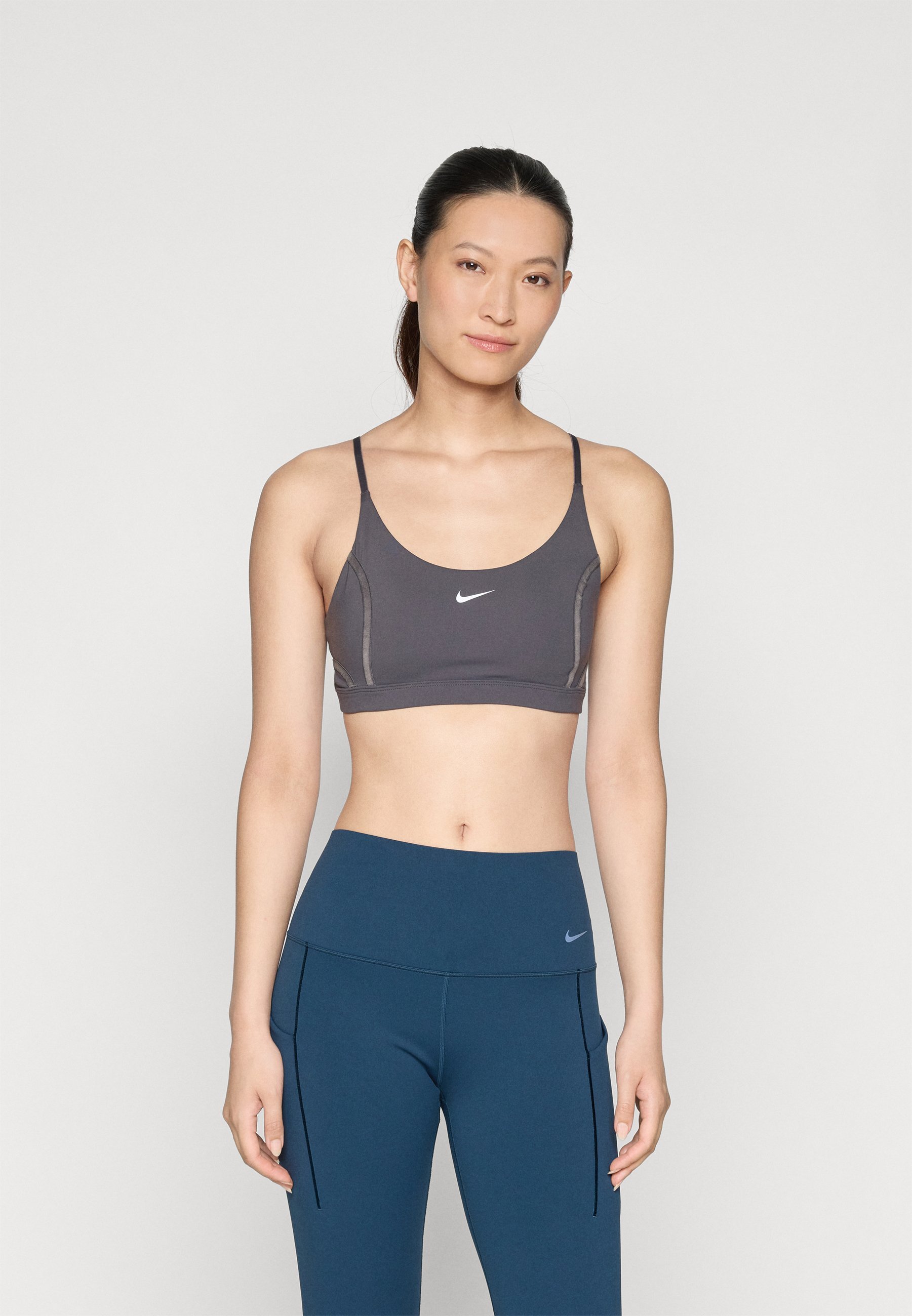 Nike Performance BRA - Sportbeha met lichte ondersteuning - Thundergrijs/wit
