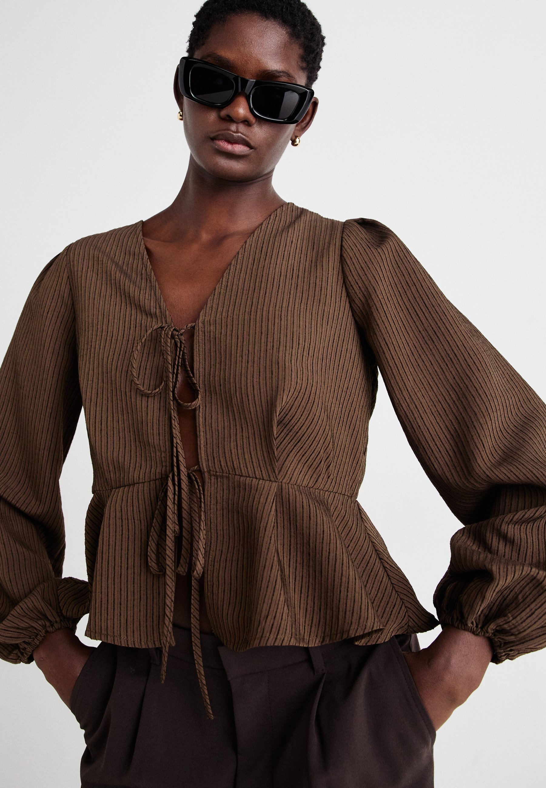PCNANNIE V-Ausschnitt Krawatte - Bluse - Chicory Coffee