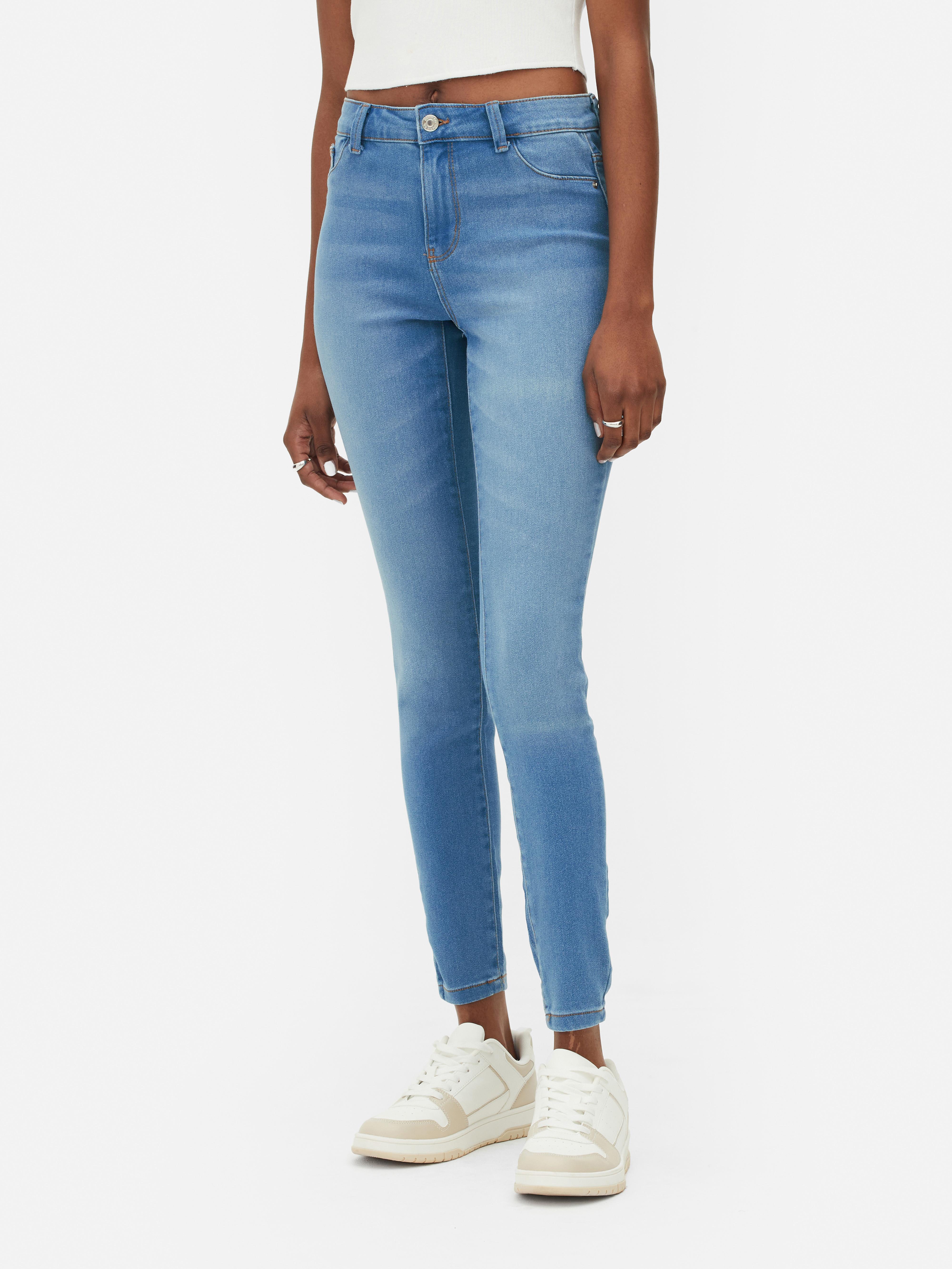 Blugi skinny simpli cu talie medie. Blugii sunt un must-have, iar noi adorăm acest stil mulat.