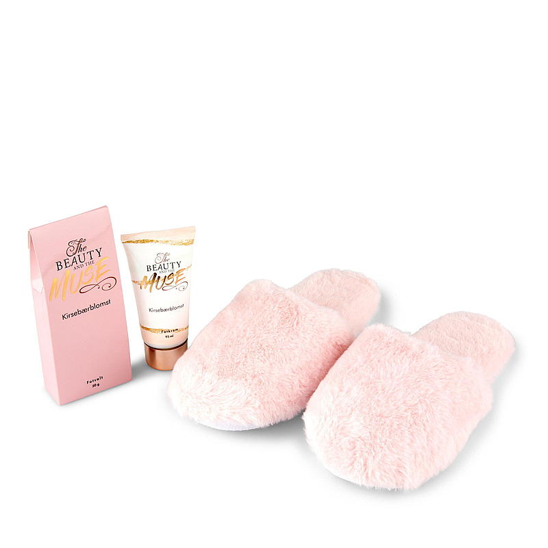 Coffret cadeau comprenant des chaussons, une crème pour les pieds et du sel pour les pieds