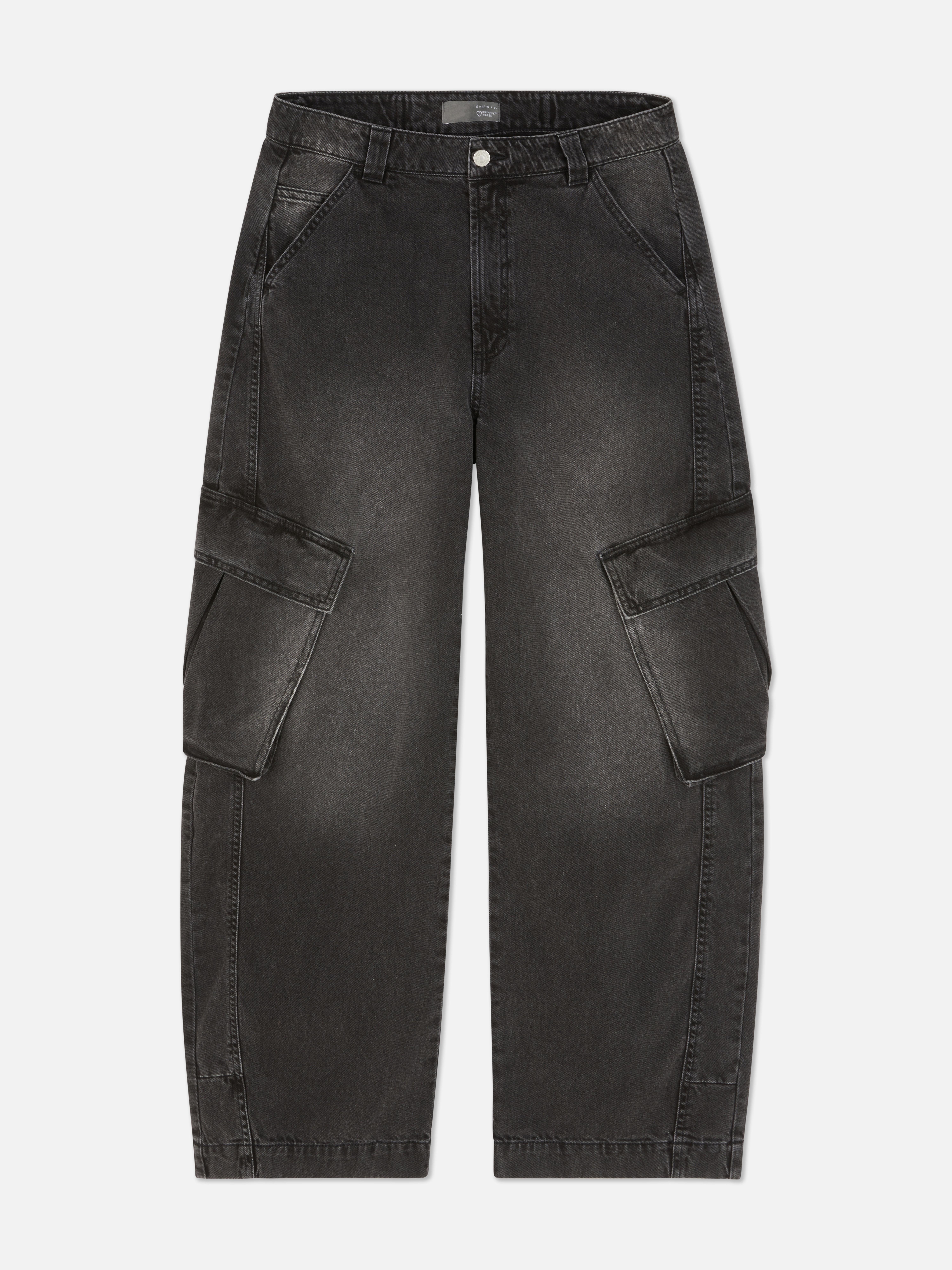 Weit geschnittene Cargo-Jeans. Eine funktionelle Jeans mit weitem Bein und großen Cargotaschen.