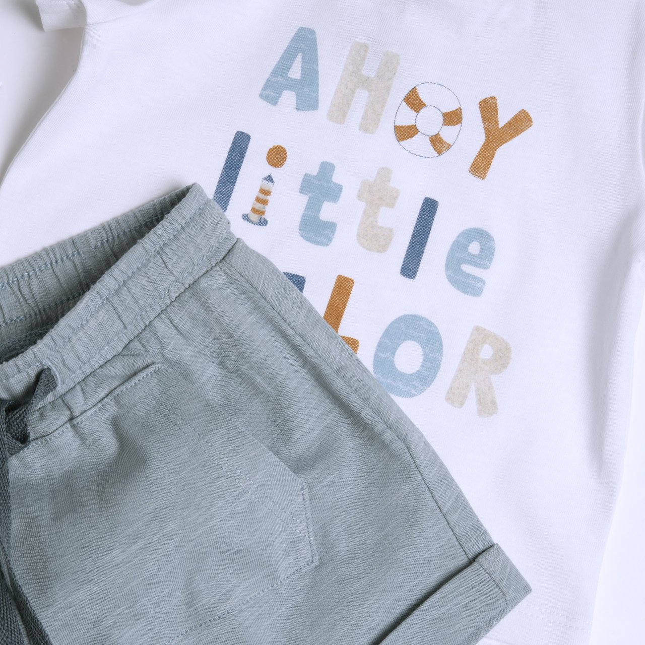 Ensemble short de marin et t-shirt