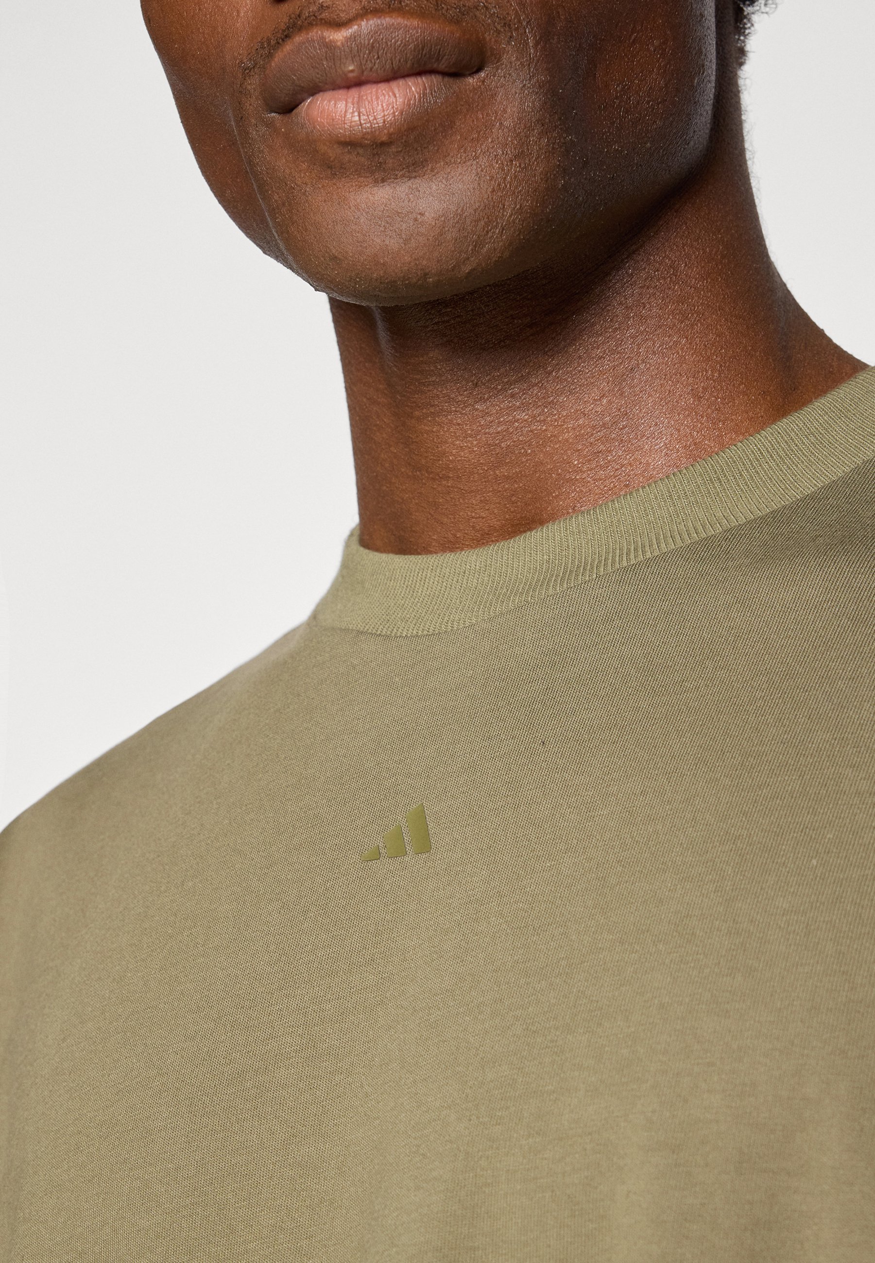 adidas Performance TEE - Ilgomis rankovėmis palaidinė - alyvuogių spalvos