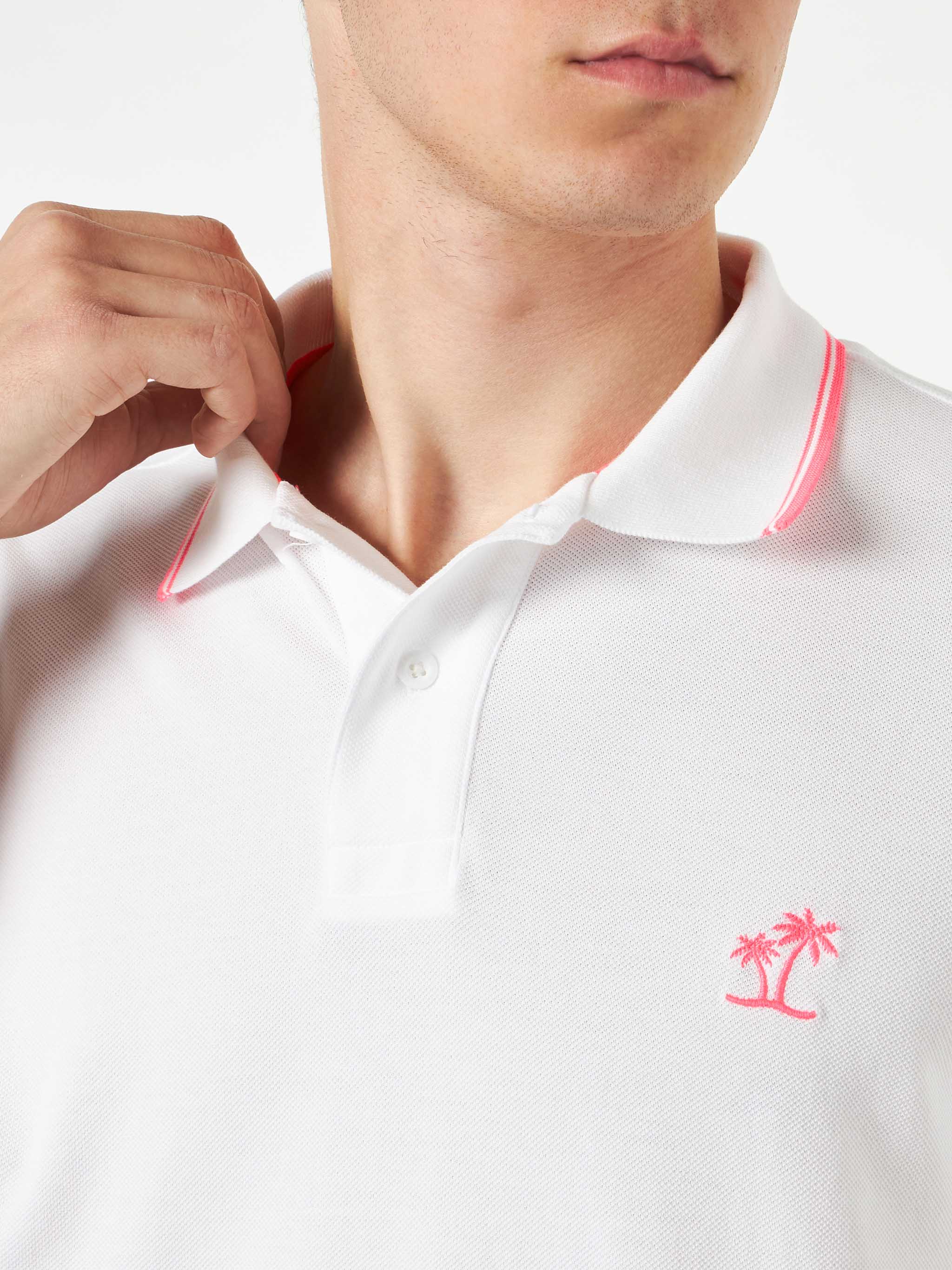 Witte piqué poloshirt met palmboomborduurwerk