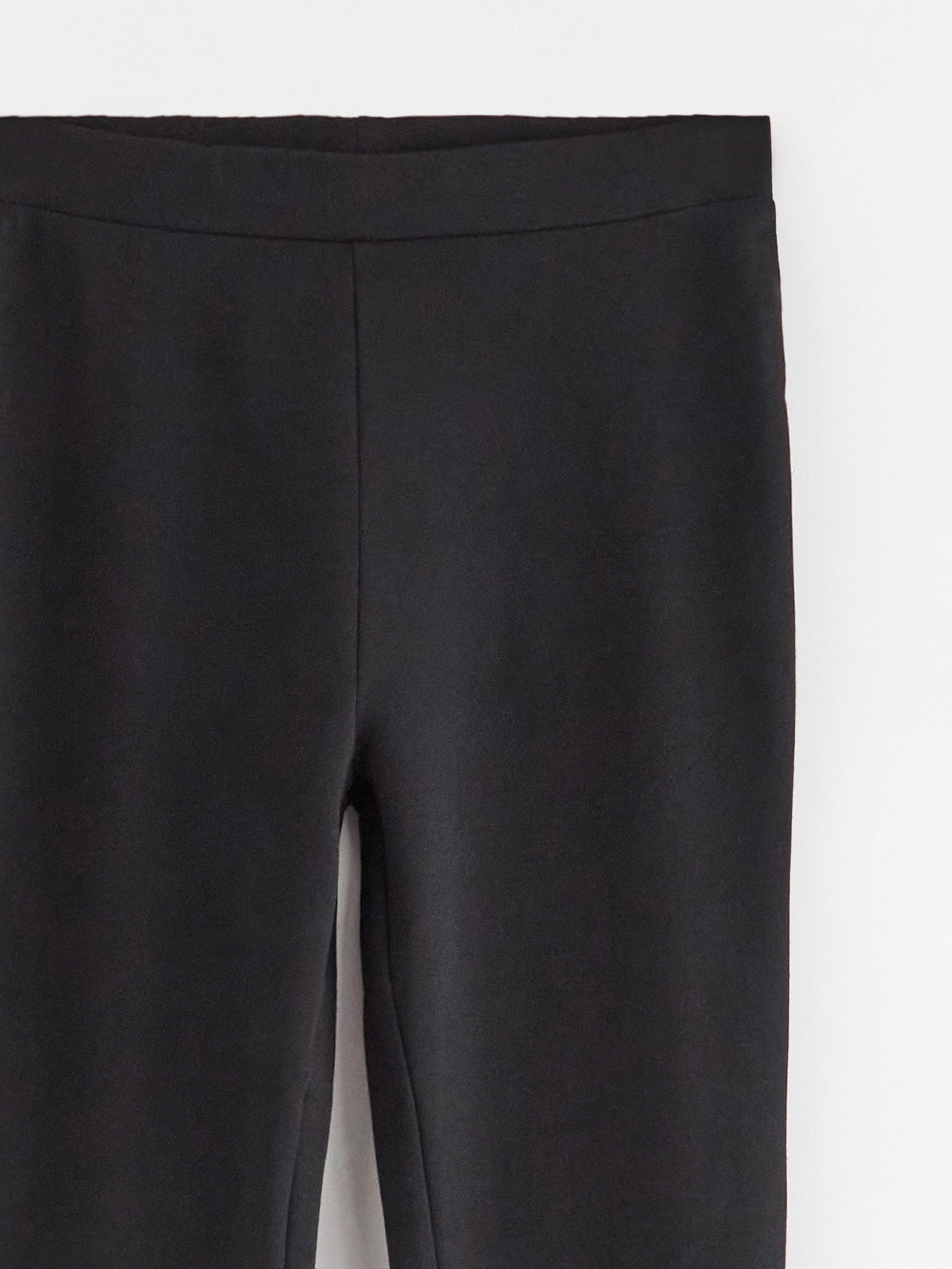 Calça legging flare com interior escovado, preta.