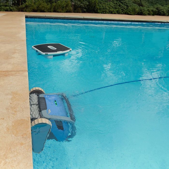 Robô golfinho, limpador de superfícies autônomo movido a energia solar - skimmi