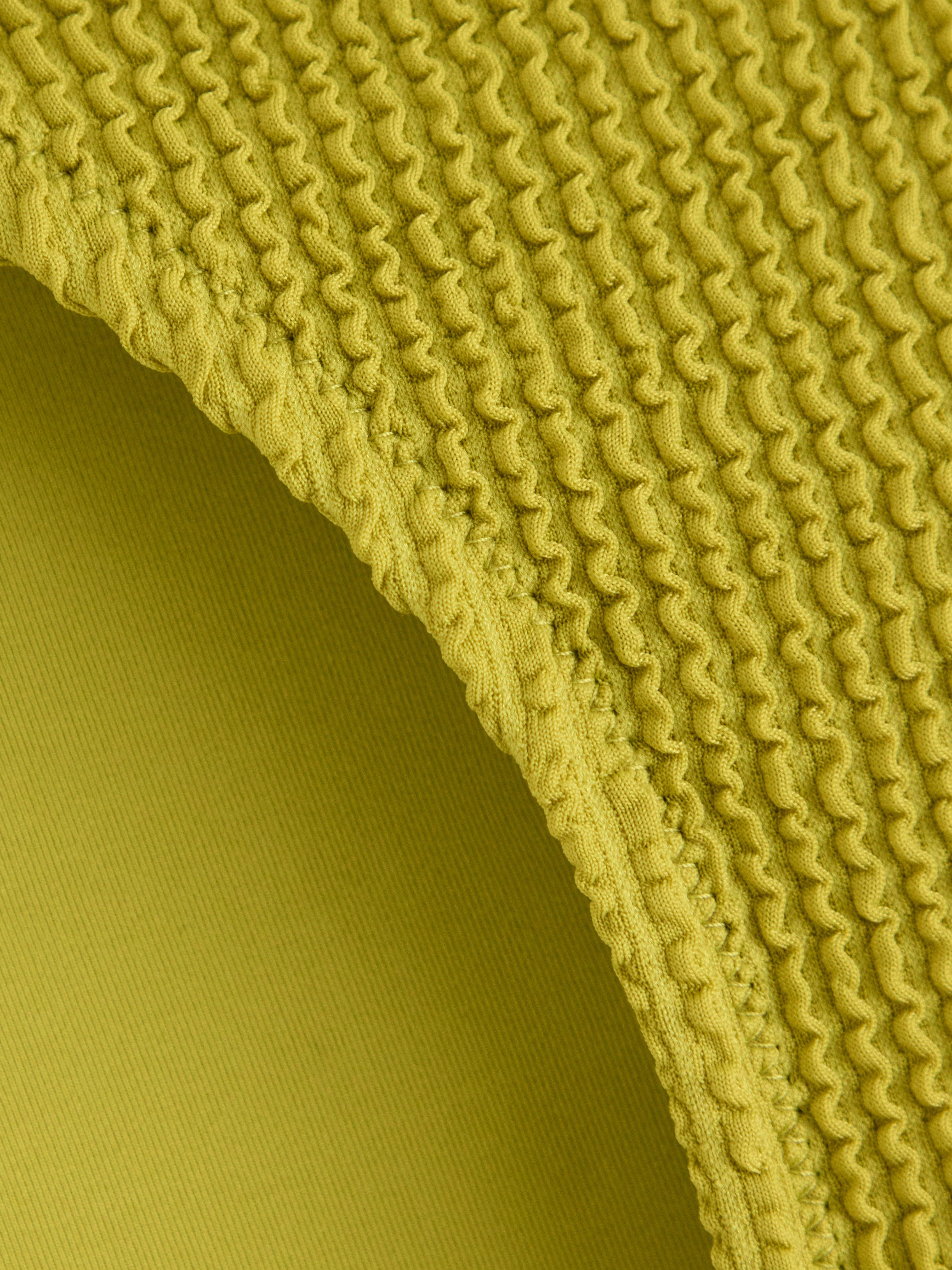 Braguita de bikini arrugada, color verde lima claro.