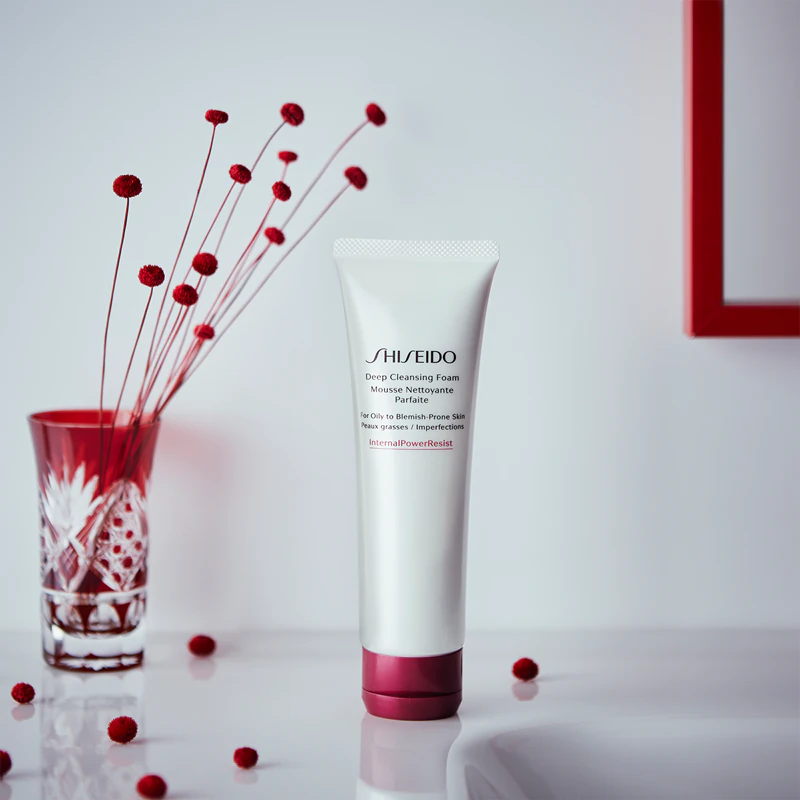 Espuma de limpeza profunda Shiseido Generic Skincare para pele oleosa e problemática.