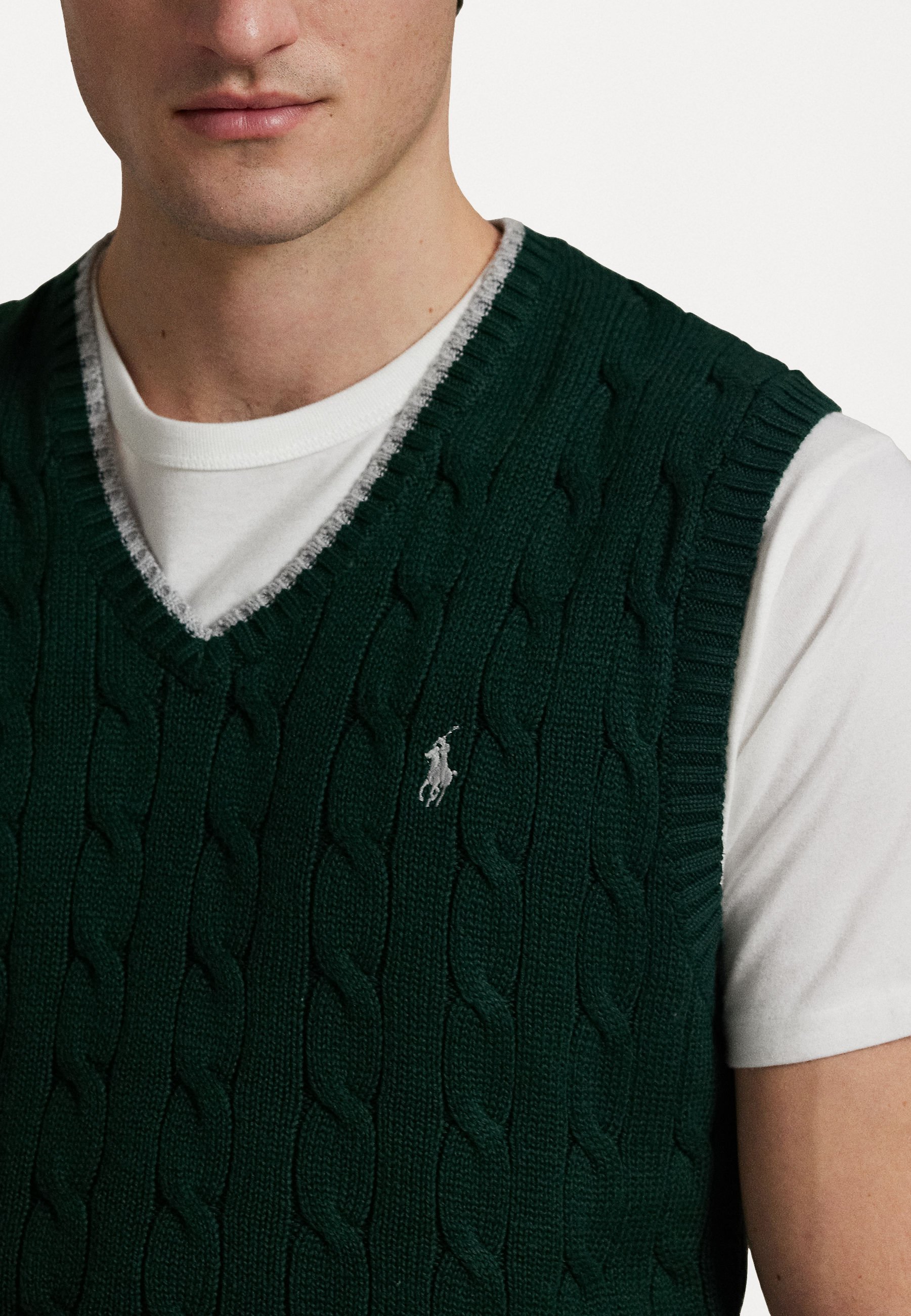 Polo Ralph Lauren Zopfstrickpullover aus Baumwolle, ärmellos – Farbe: College Green