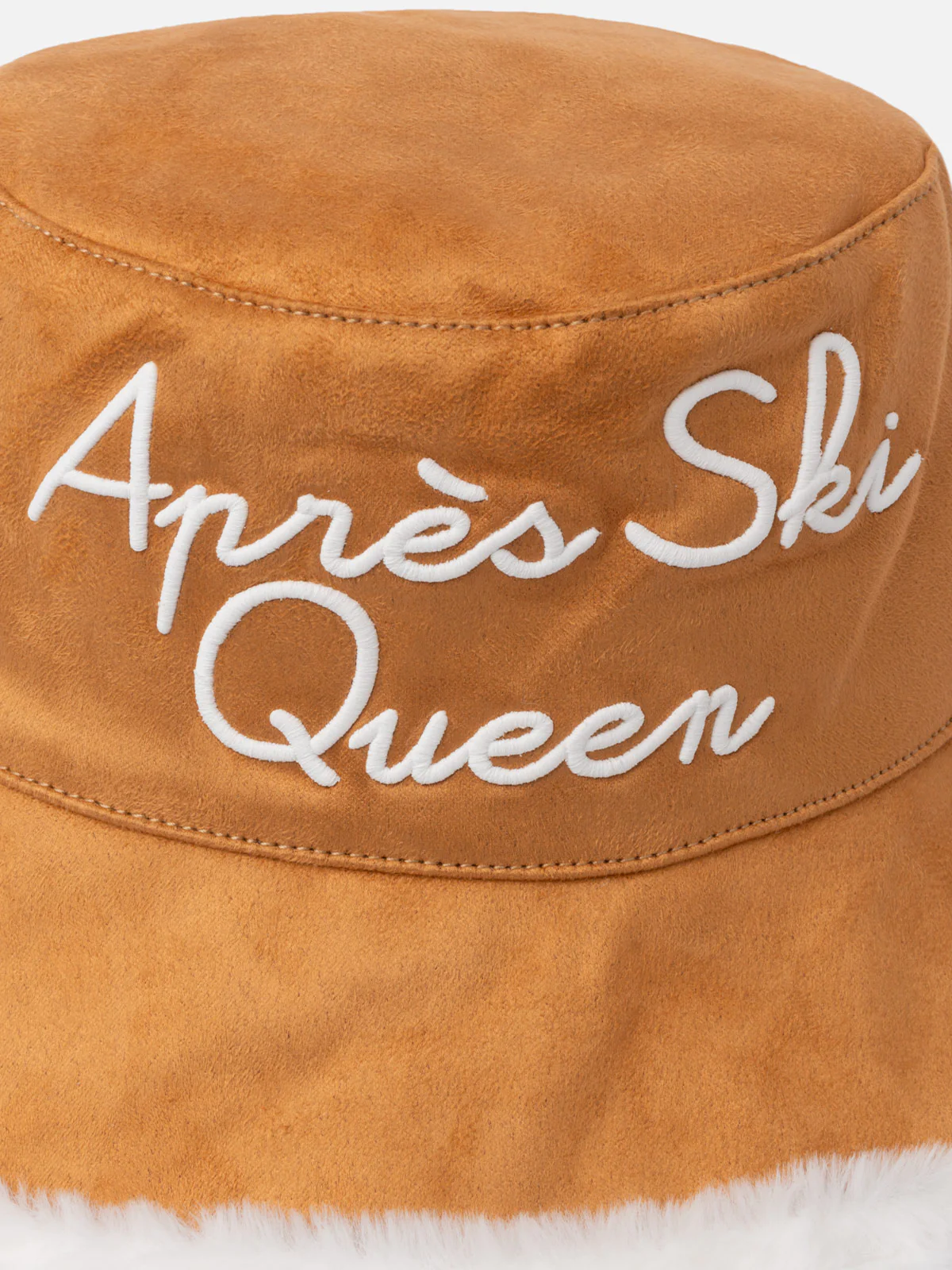 Dubbelzijdige bucket hat met Après Ski Queen-borduurwerk en details.