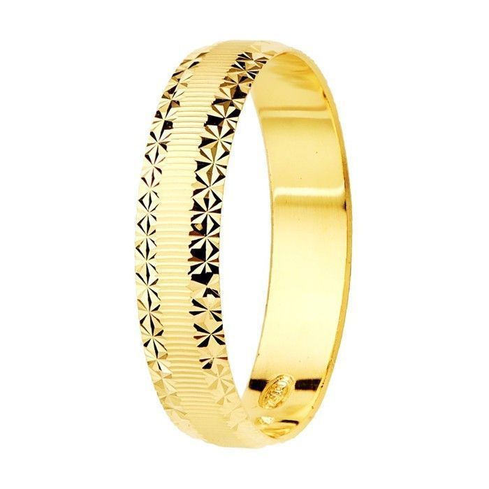 9-carat gold wedding band with a matte finish and diamond-cut edges, 4 mm wide.