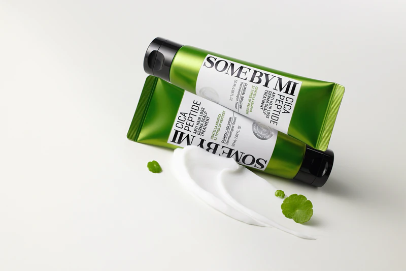 Some By Mi Cica Peptide Derma Scalp Treatment é um condicionador hidratante e calmante que combate a queda de cabelo.