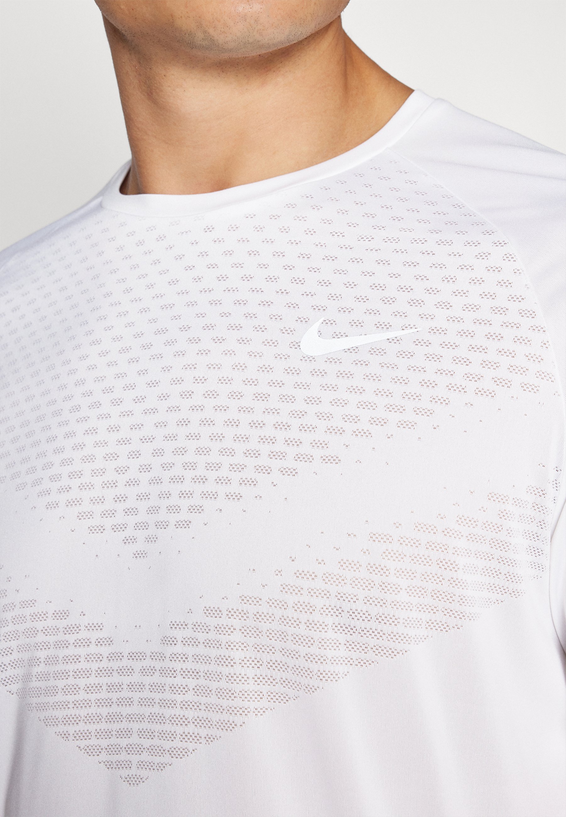 Nike Performance STRIDE TOP - Sport T-shirt - wit/reflecterend zilver