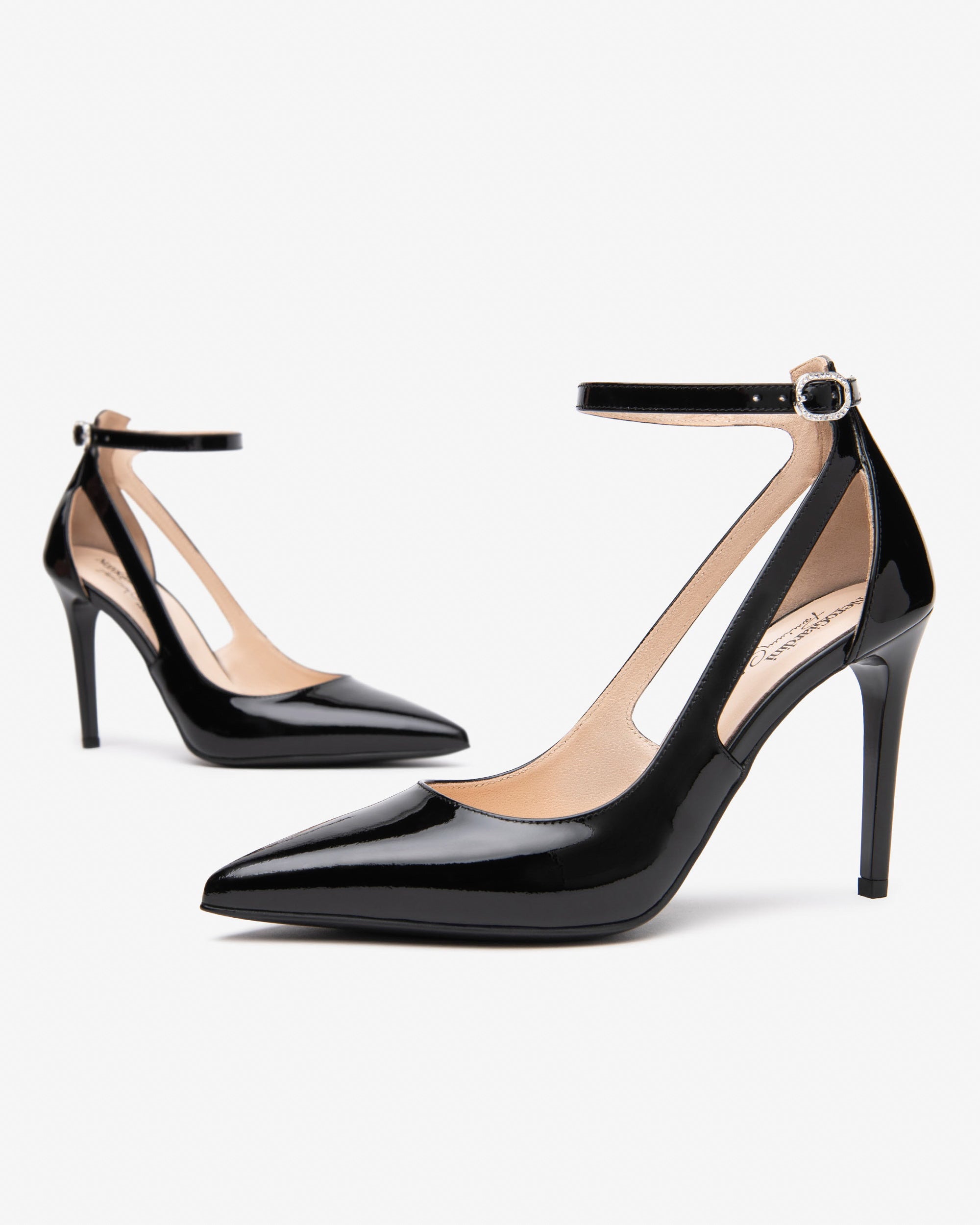  Damen-Pumps aus Lackleder