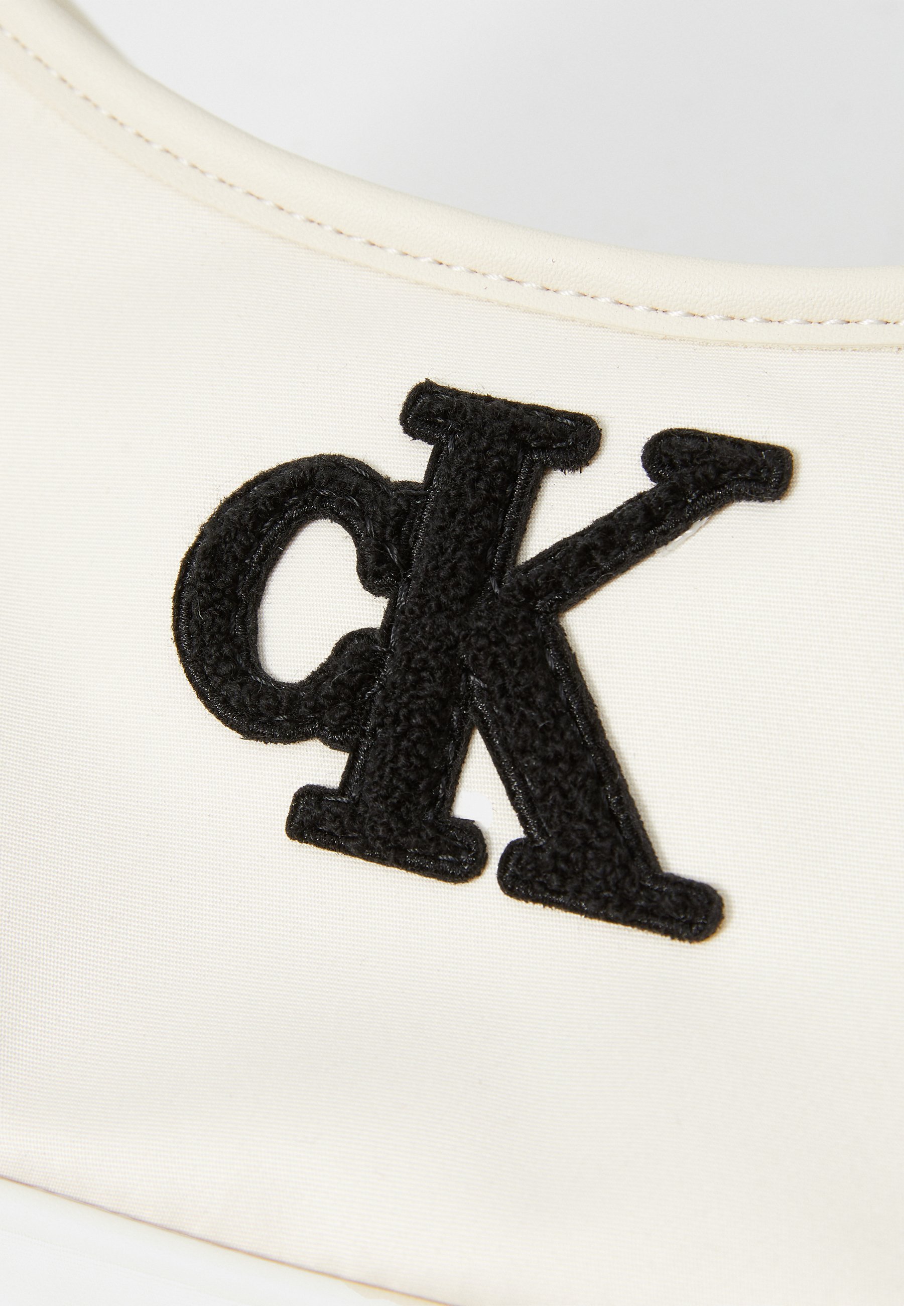 Calvin Klein Jeans Teddy Schultertasche Unisex - Handtasche - Weißgrau