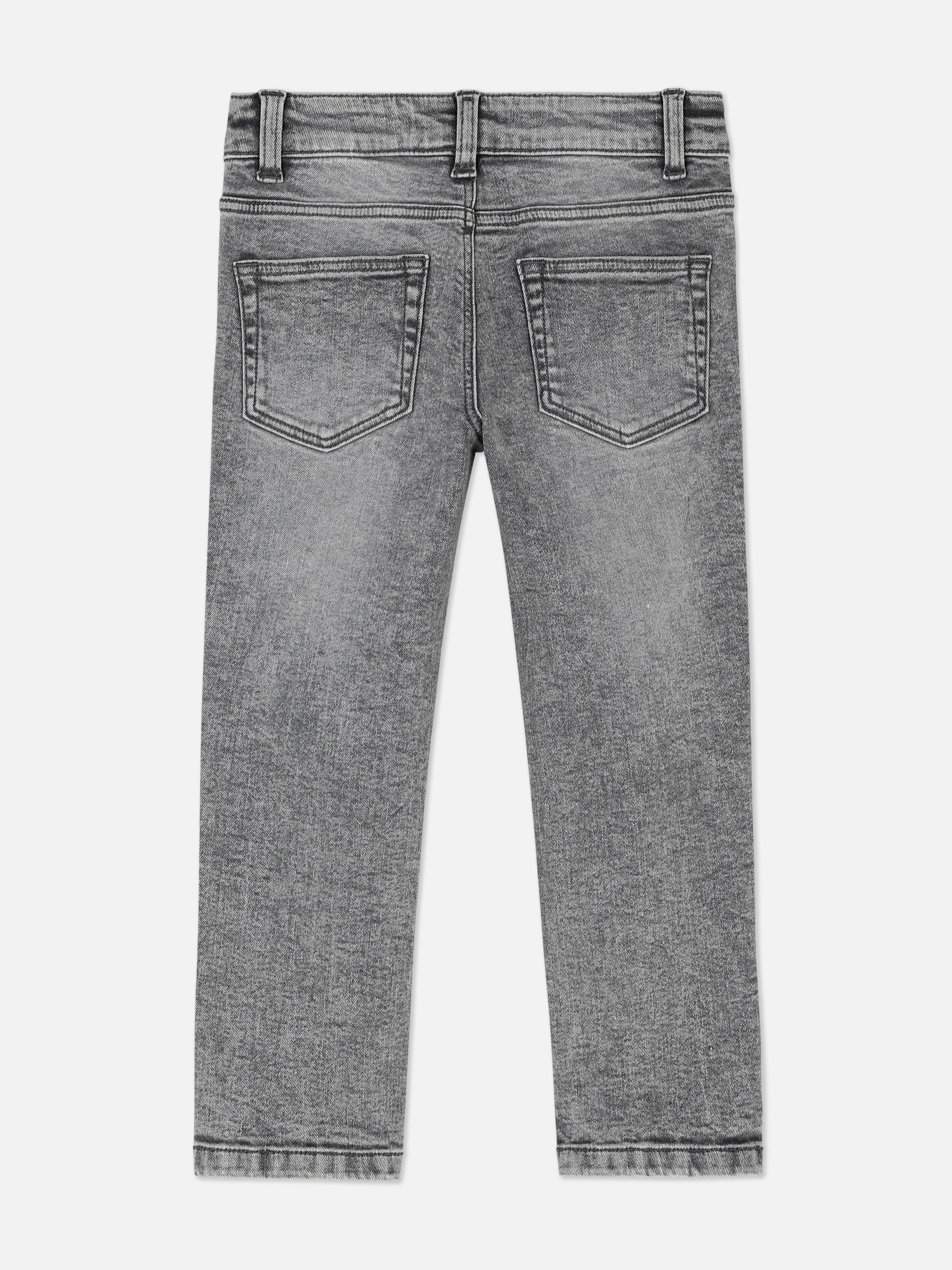 Slim fit farmer fiúknak. Vagány, slim fit farmer övbújtatókkal és elöl gombokkal.