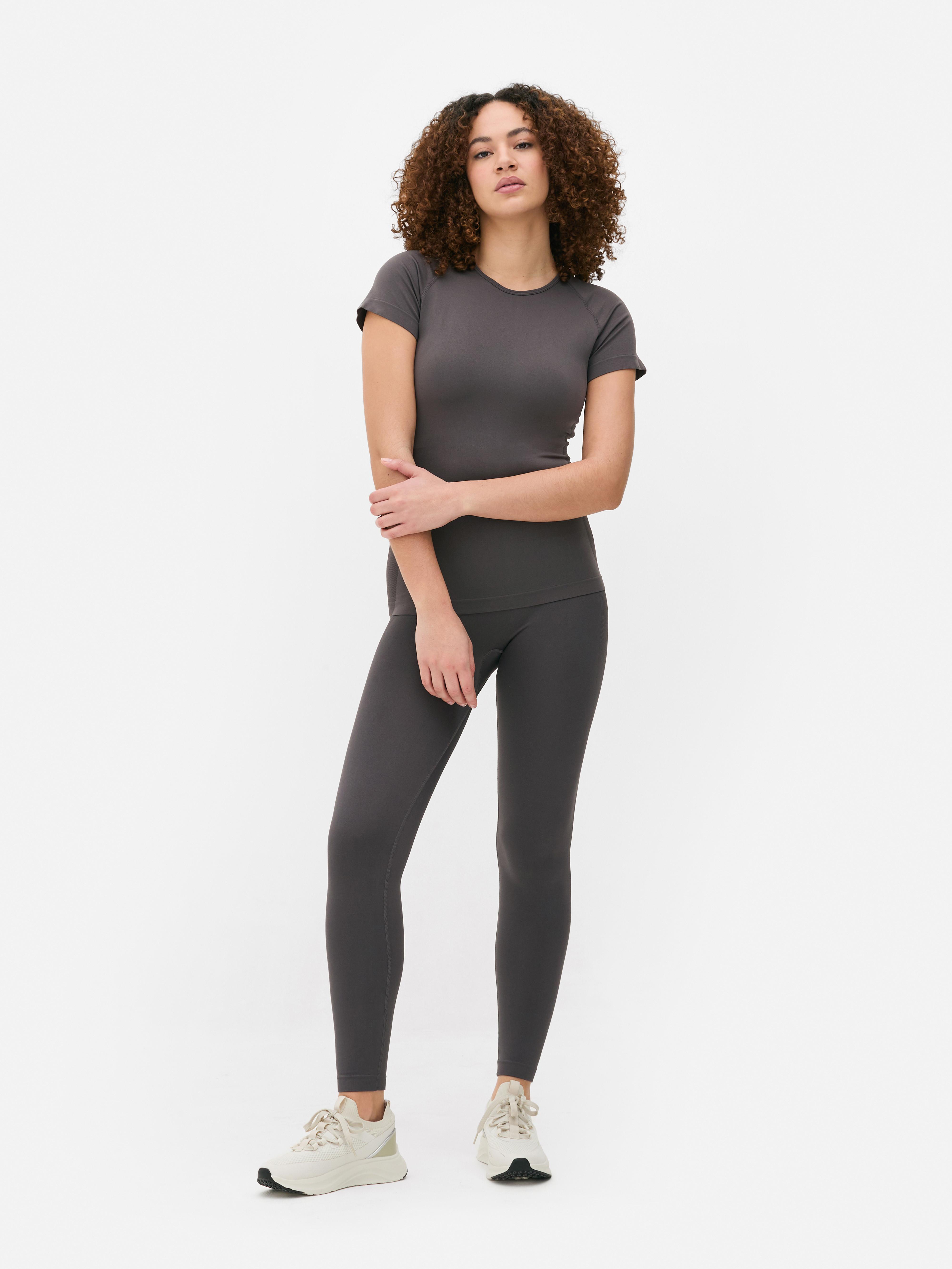 Top sport cu mânecă scurtă, fără cusături. Un top sport cu decolteu rotund, mâneci scurte și material elastic.