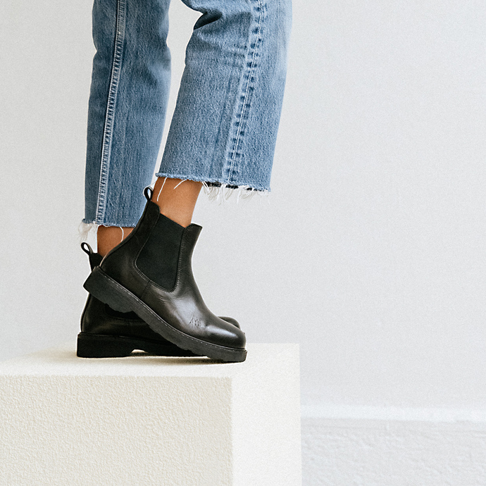 Boots à talons plats et bouts ronds  en cuir noir