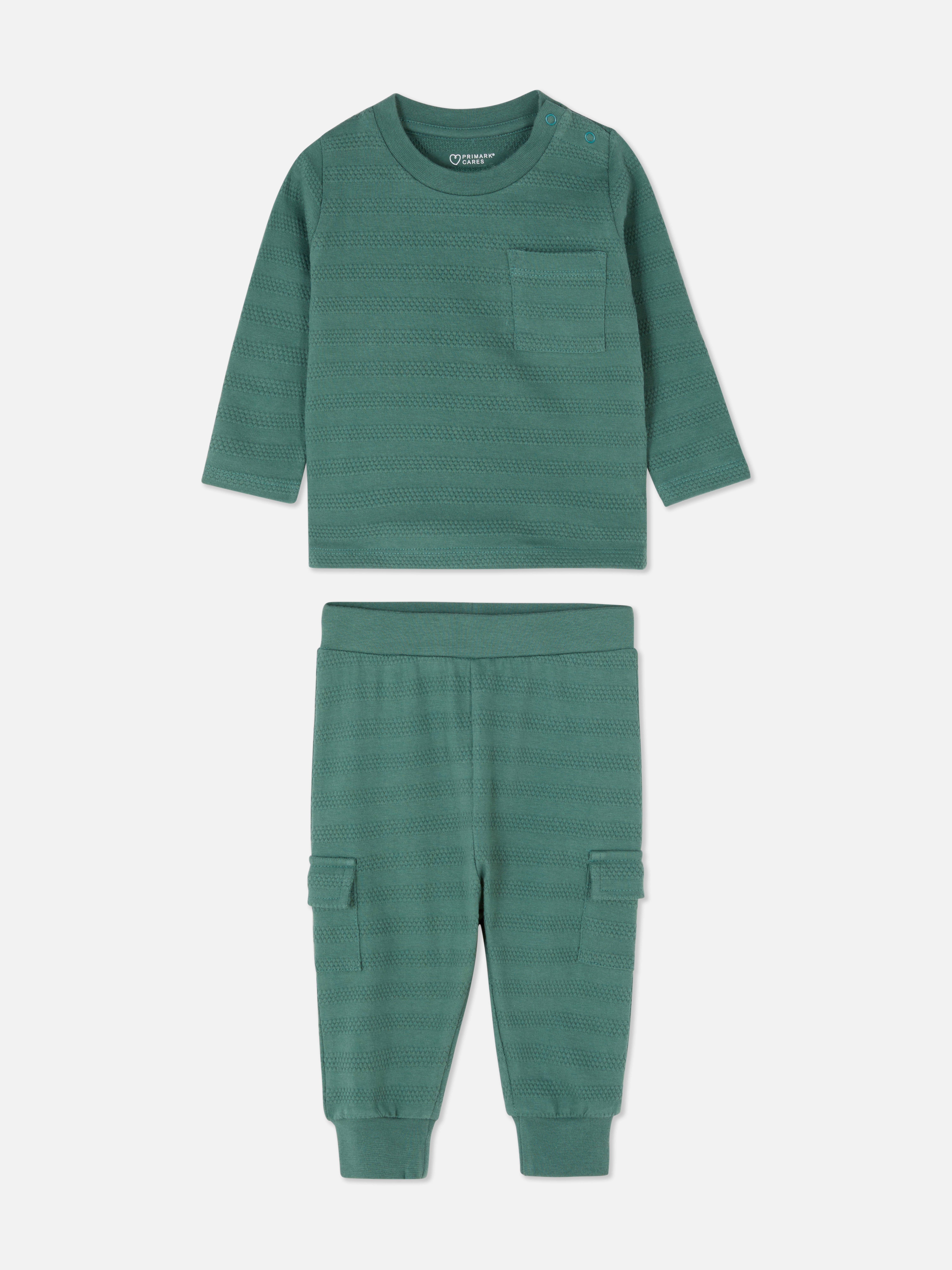 Set aus strukturiertem T-Shirt und Cargohose. Verleihen Sie Ihrem Kind mit diesem Set aus T-Shirt und Hose einen smart-casual Look.