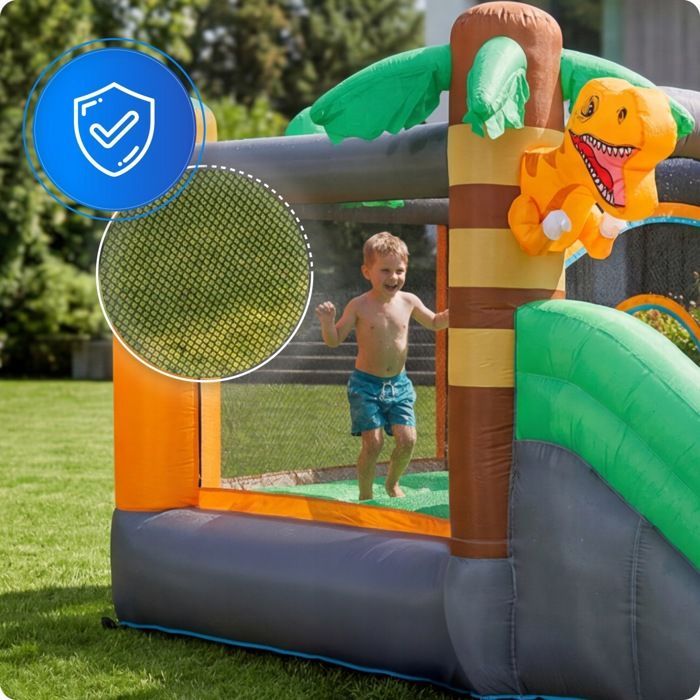 Area giochi gonfiabile KINDI con scivolo acquatico, cestino giochi, soffiatore e grande castello da giardino.