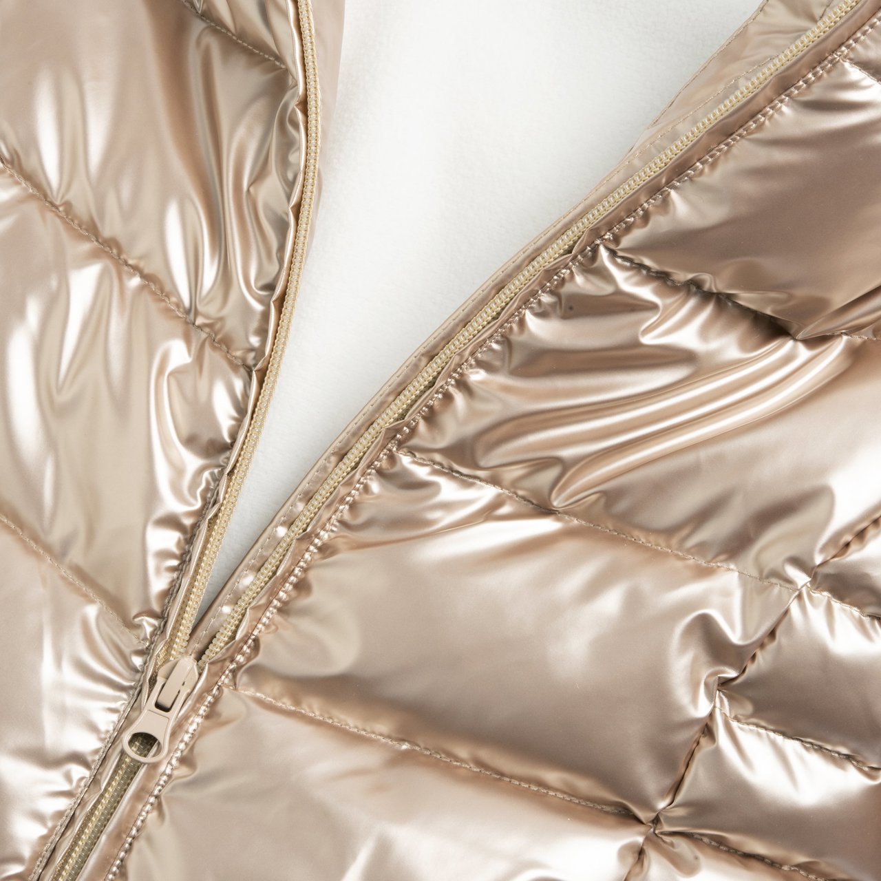 Langer Mantel mit glänzendem Goldeffekt