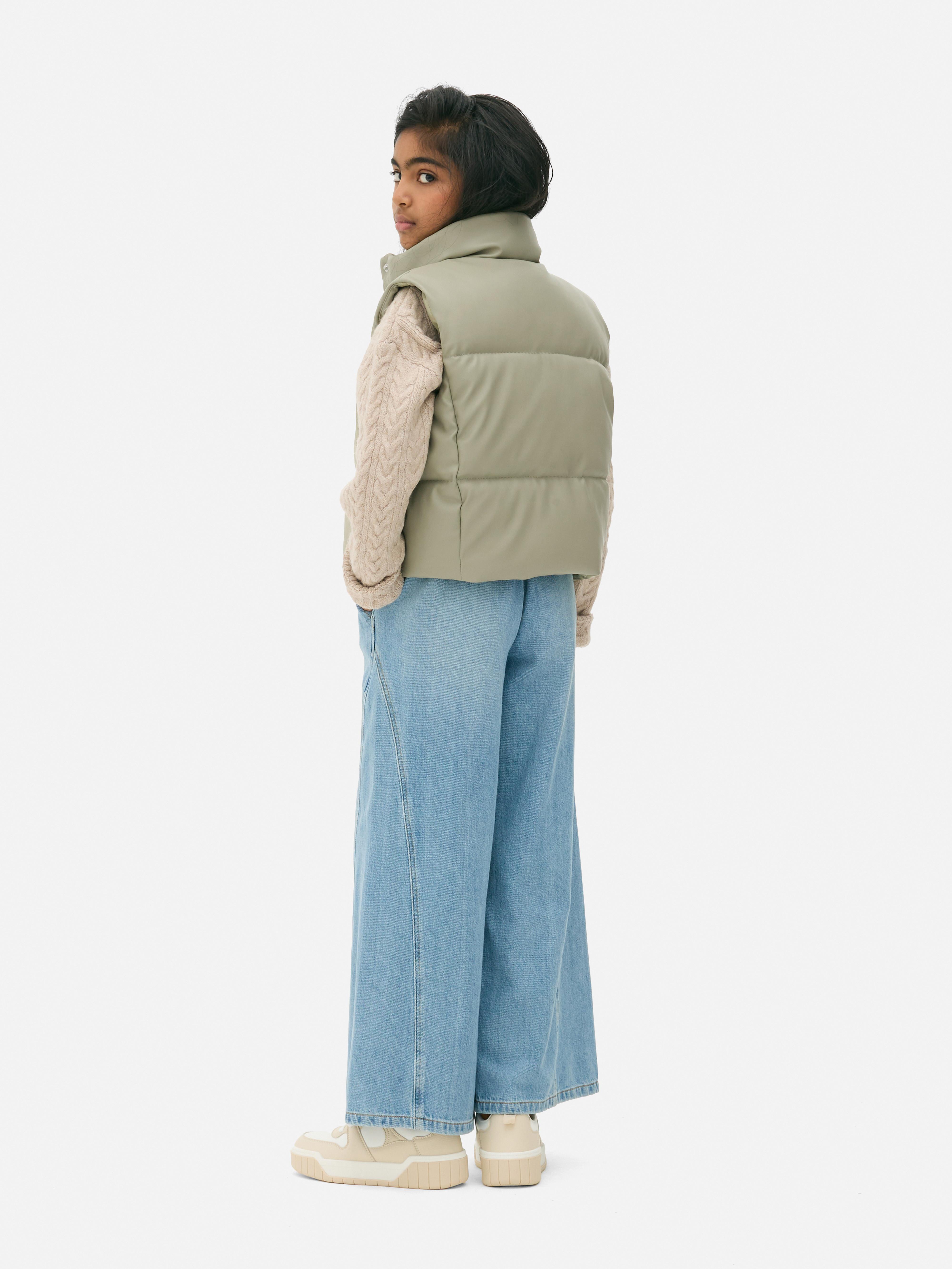 Bodywarmer van imitatieleer Een bodywarmer met opstaande kraag, voorsluiting en steekzakken