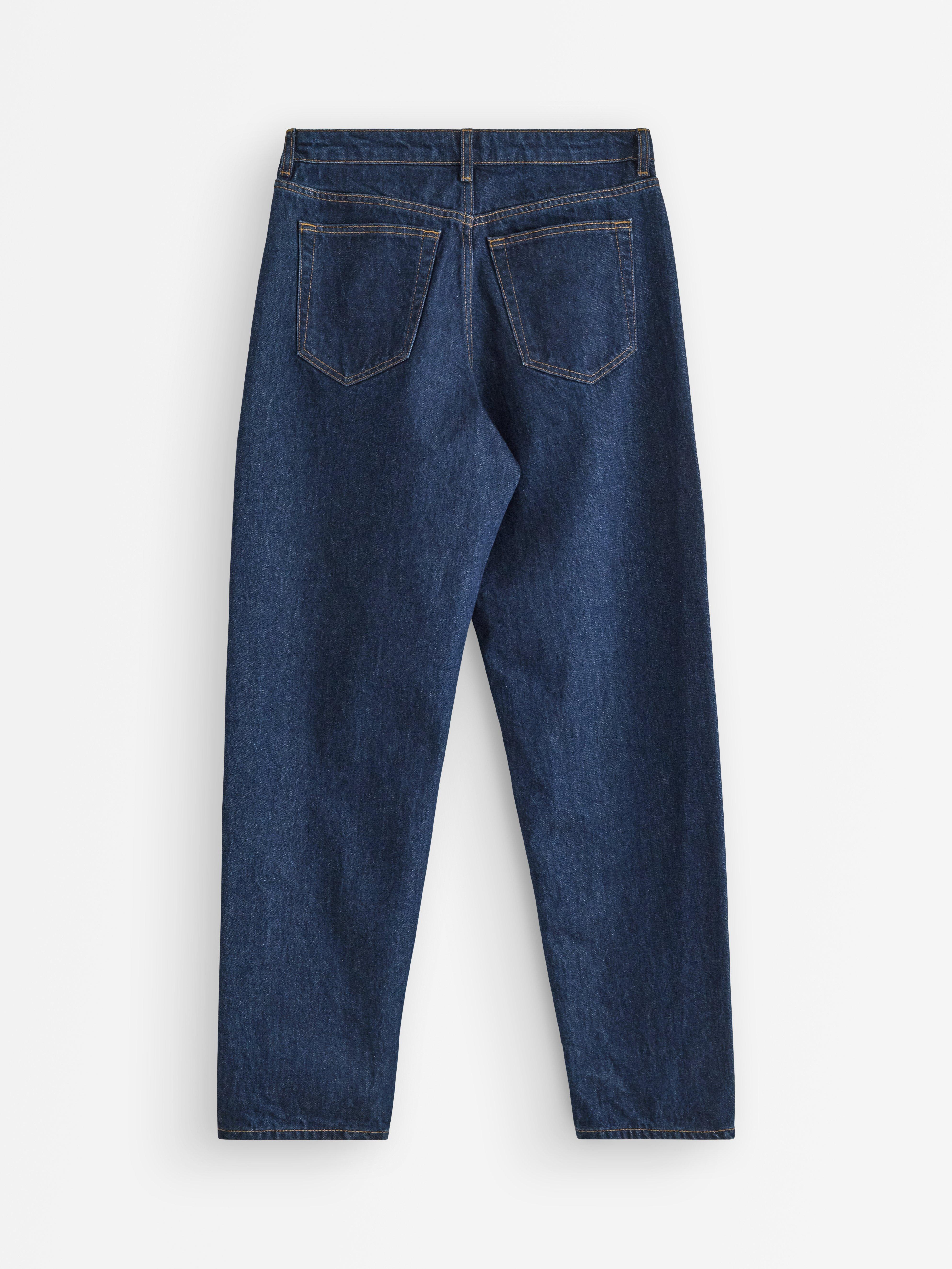 Calça jeans BARREL com perna extra longa até o tornozelo, em denim escuro.