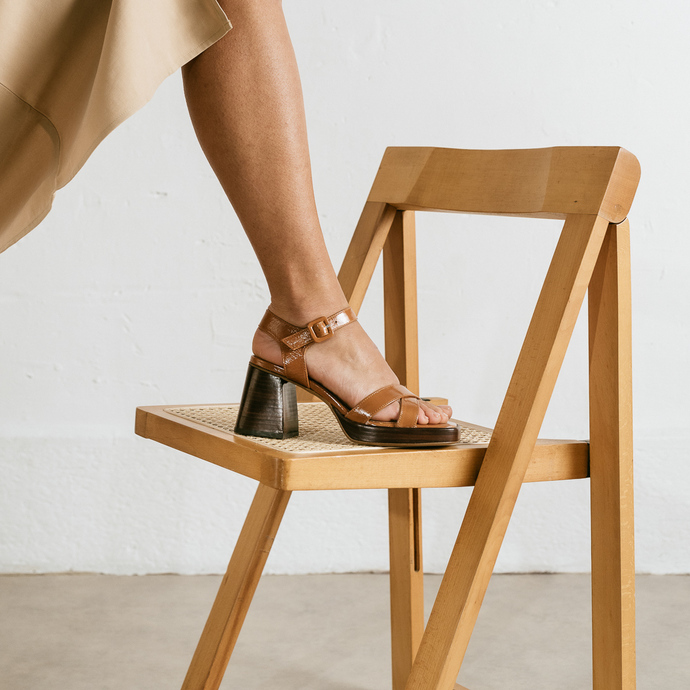Sandales à brides croisées et talons épais  en cuir brillant whisky