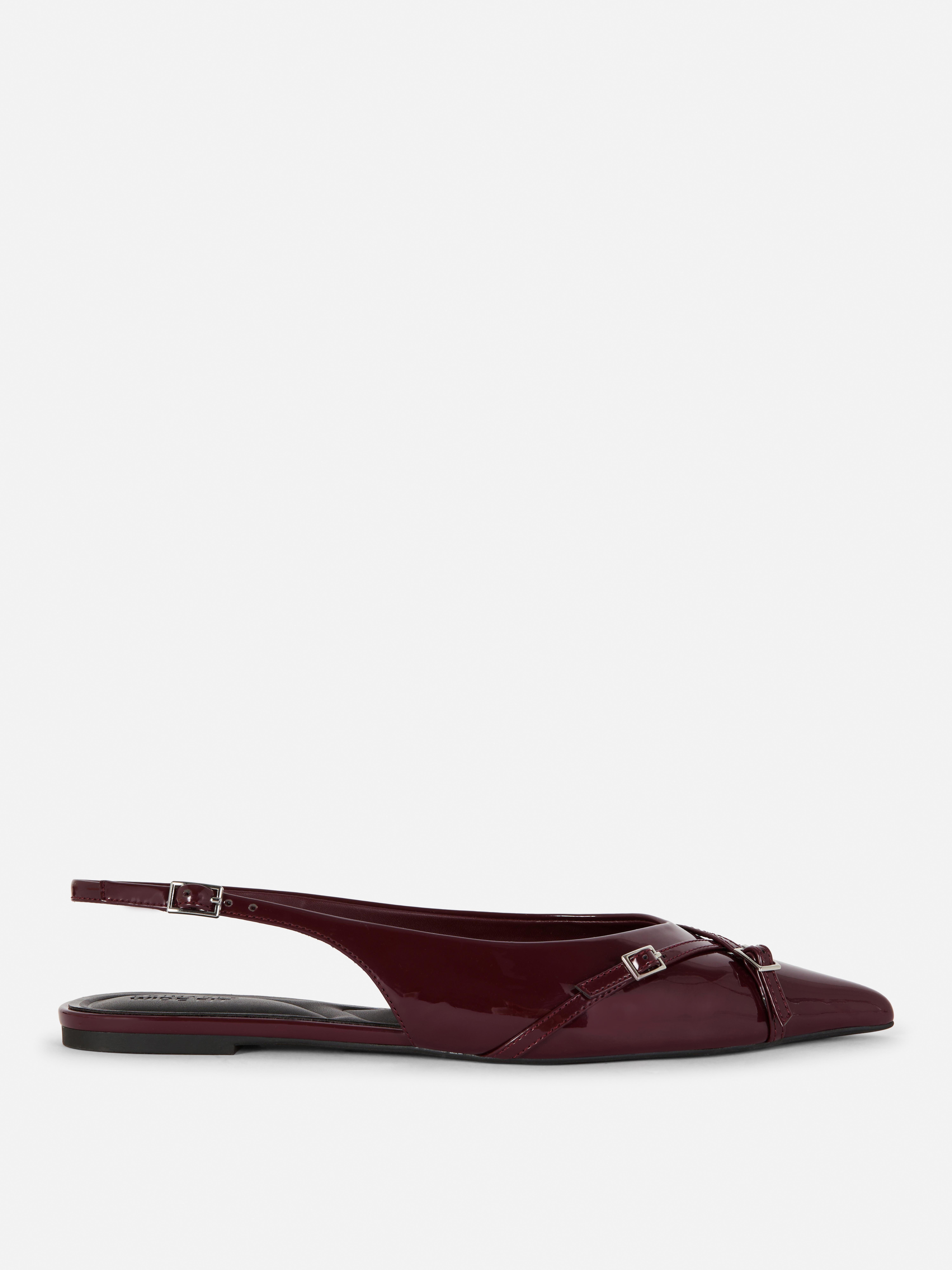 Décolleté slingback a pianta larga con punta affusolata e fibbia.
