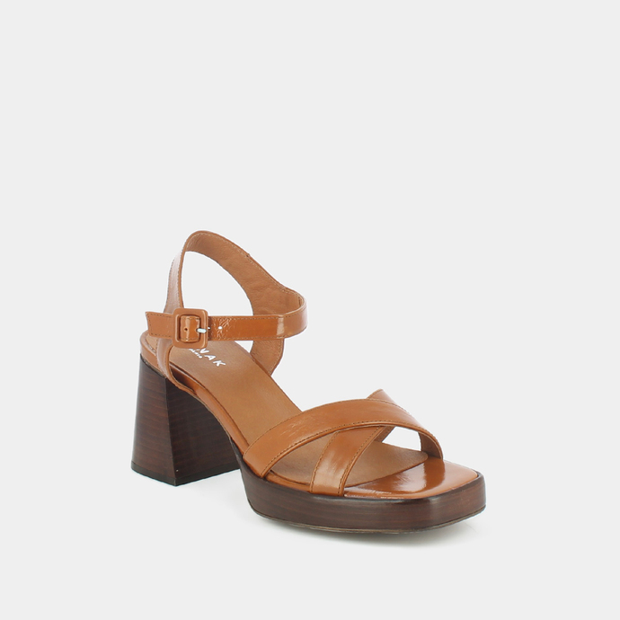 Sandales à brides croisées et talons épais  en cuir brillant whisky